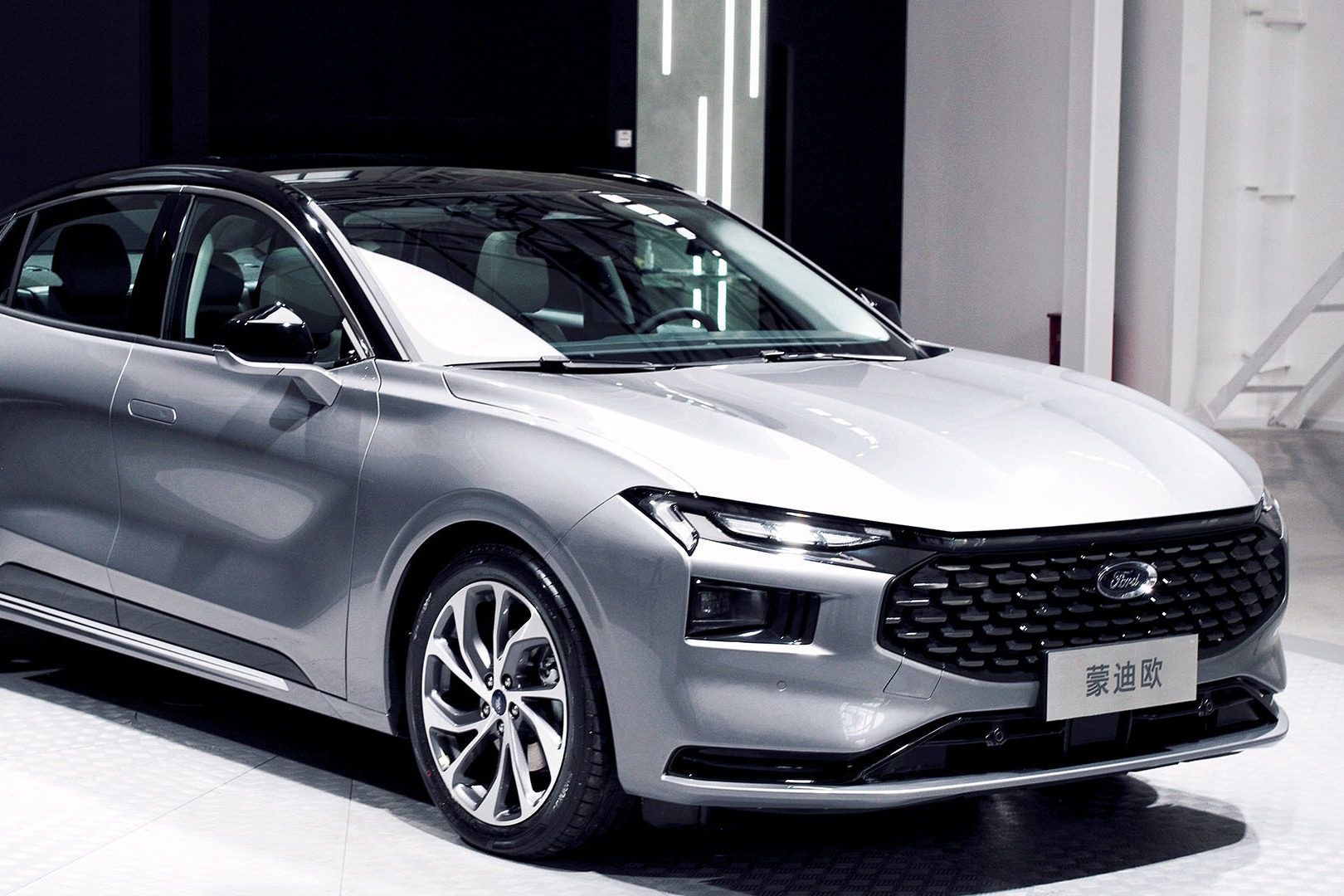 新一代福特蒙迪欧换代就改了个大屏？美系中级轿车还能火起来么？