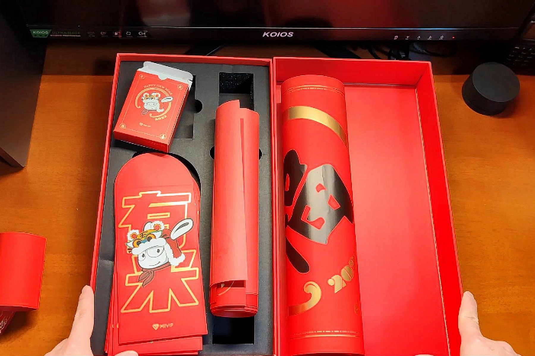 收到虎年新春小米vip礼盒赶紧开箱看看有没有雷军超大杯