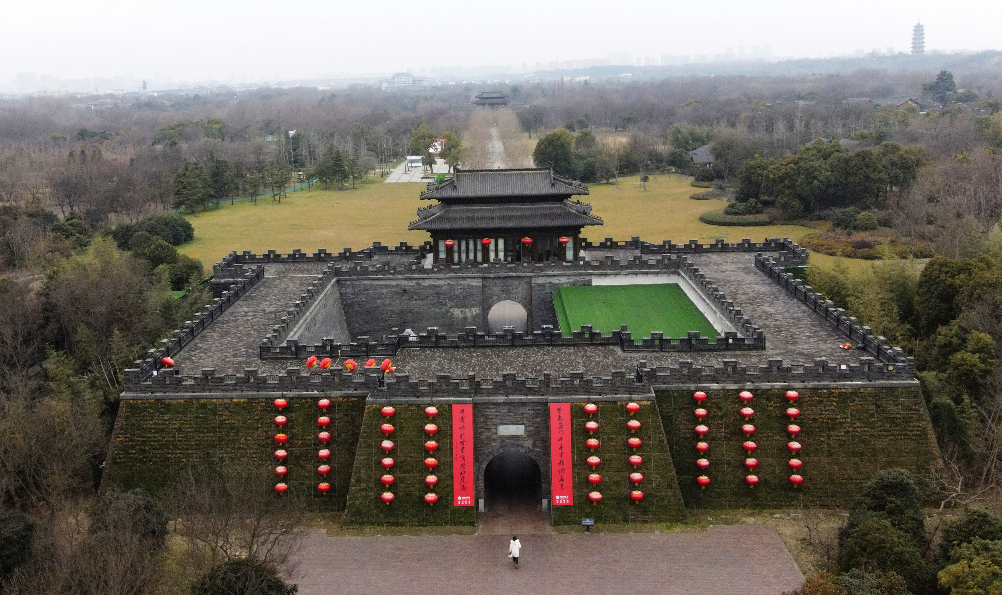 1米长巨幅春联挂上古城门!这座城市每年以这个姿势迎来开门红__凤凰网