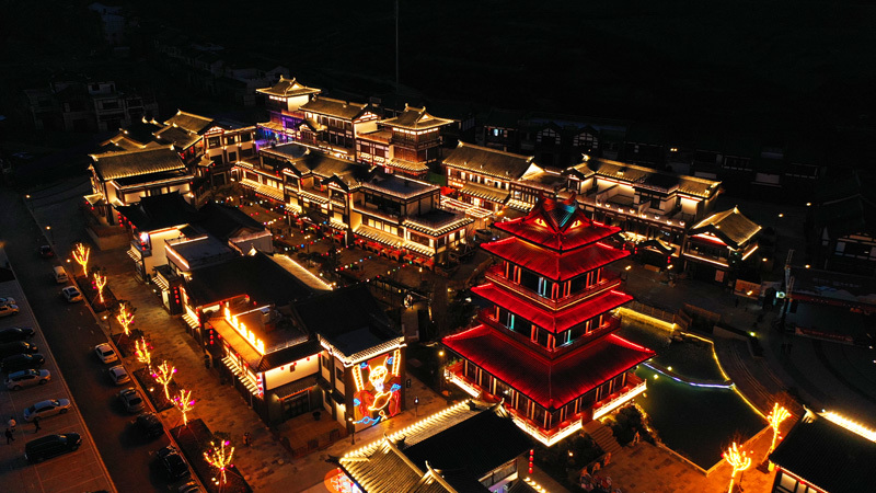 夜幕下的南中爨城__凤凰网