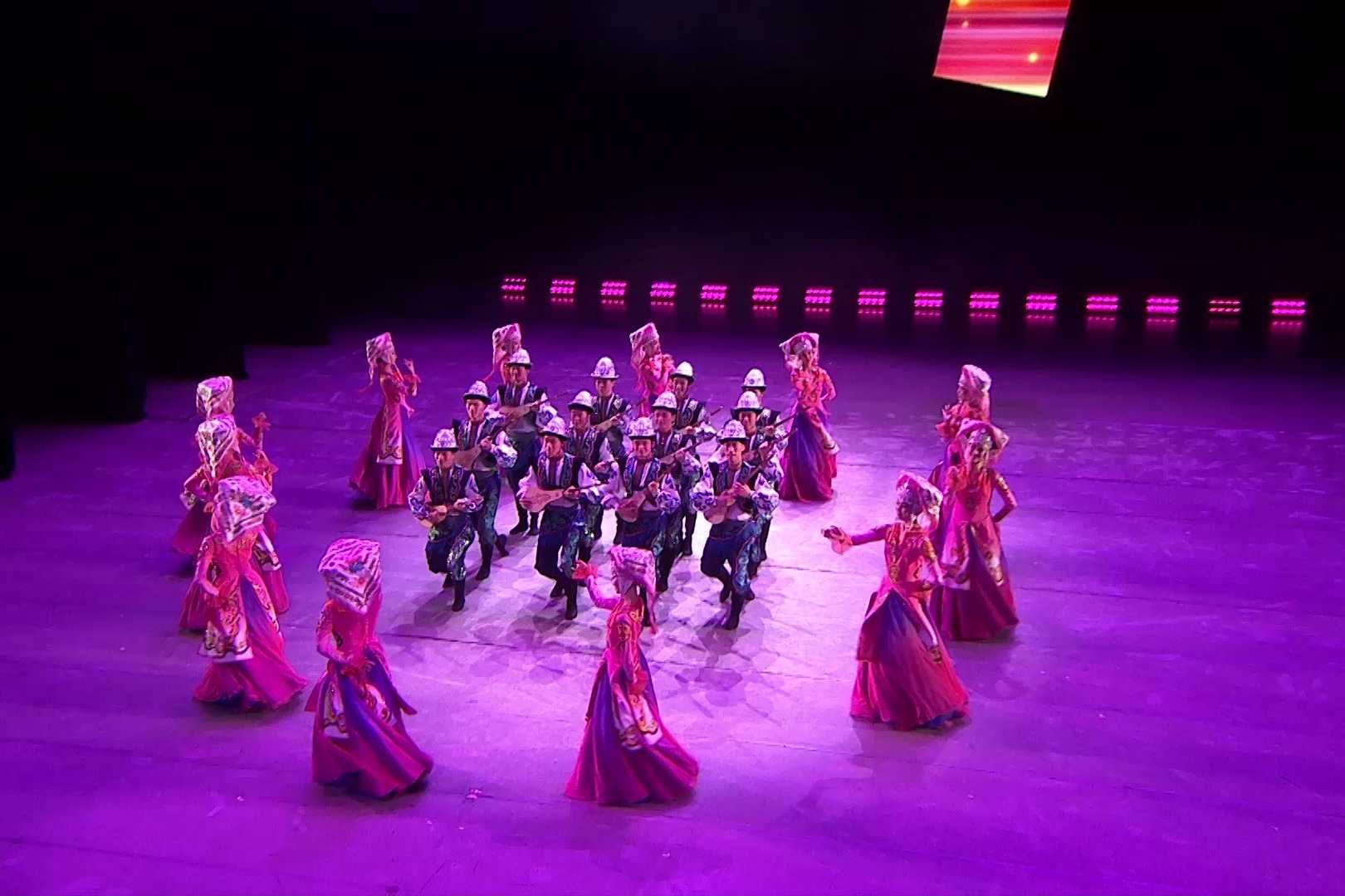 喜庆欢腾 中央民族歌舞团《欢乐的库姆孜》| 2022华侨华人春晚