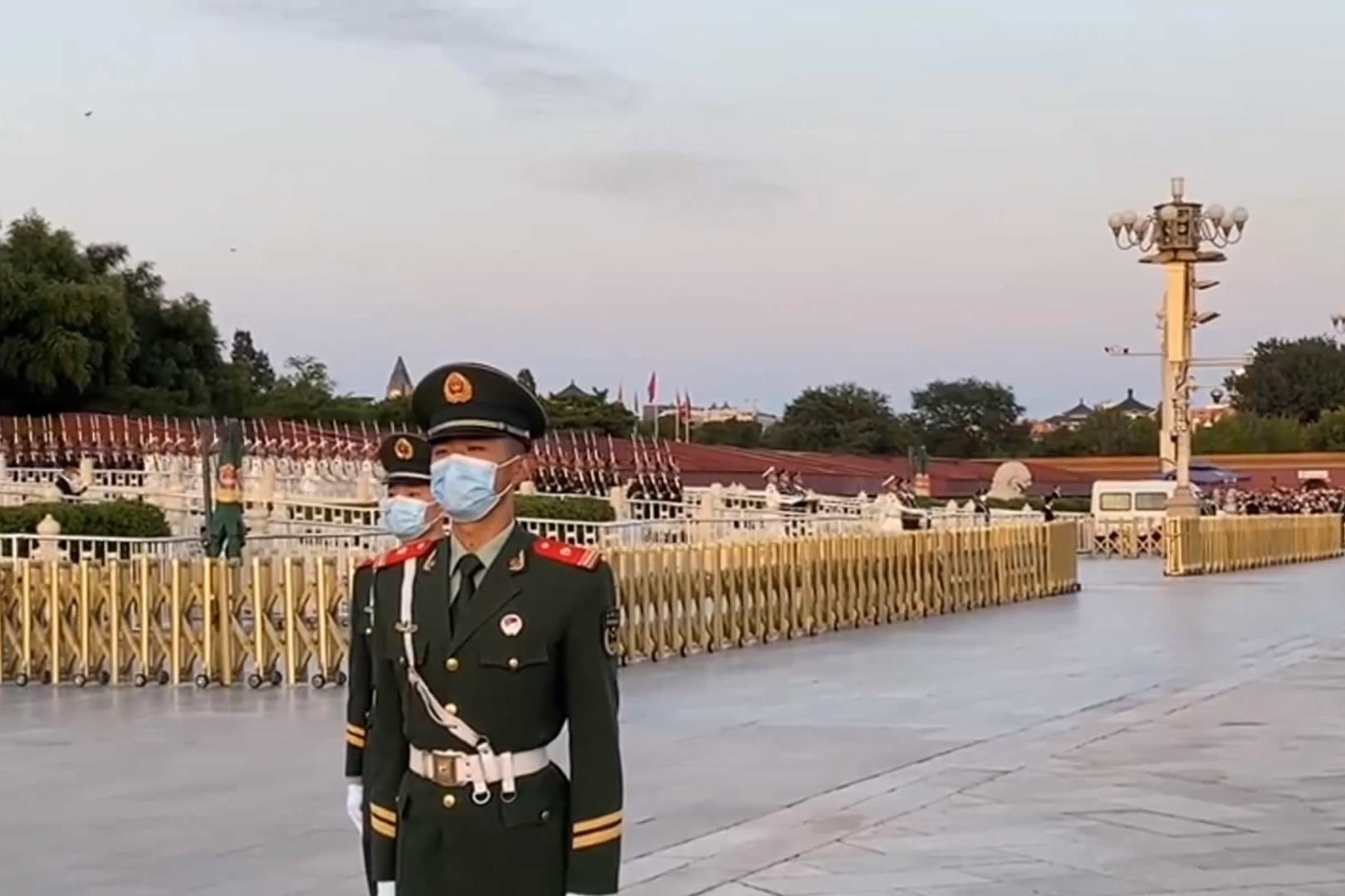 天安门前升国旗人潮如海《往日时光》