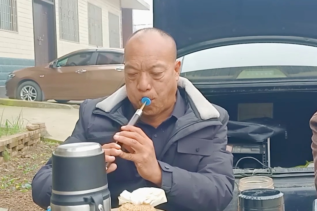 唢呐高手演奏歌曲《长相依》，经典老歌，听完你想起了谁？