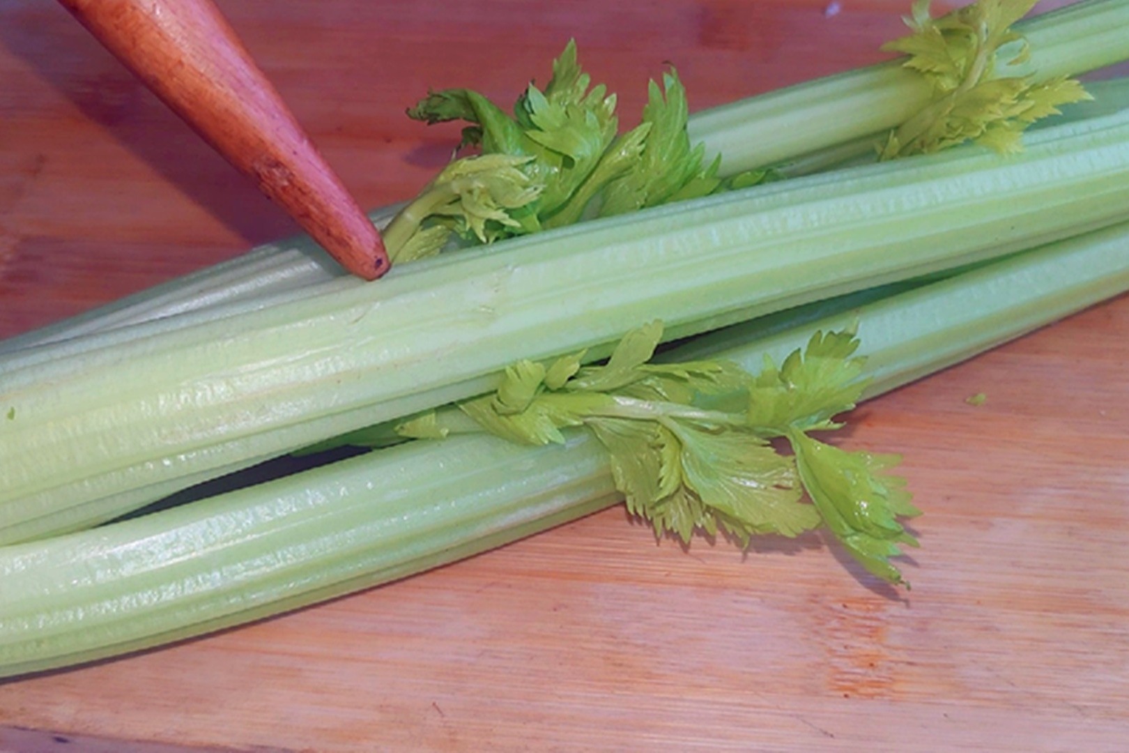 教你做美食：芹菜怎么做