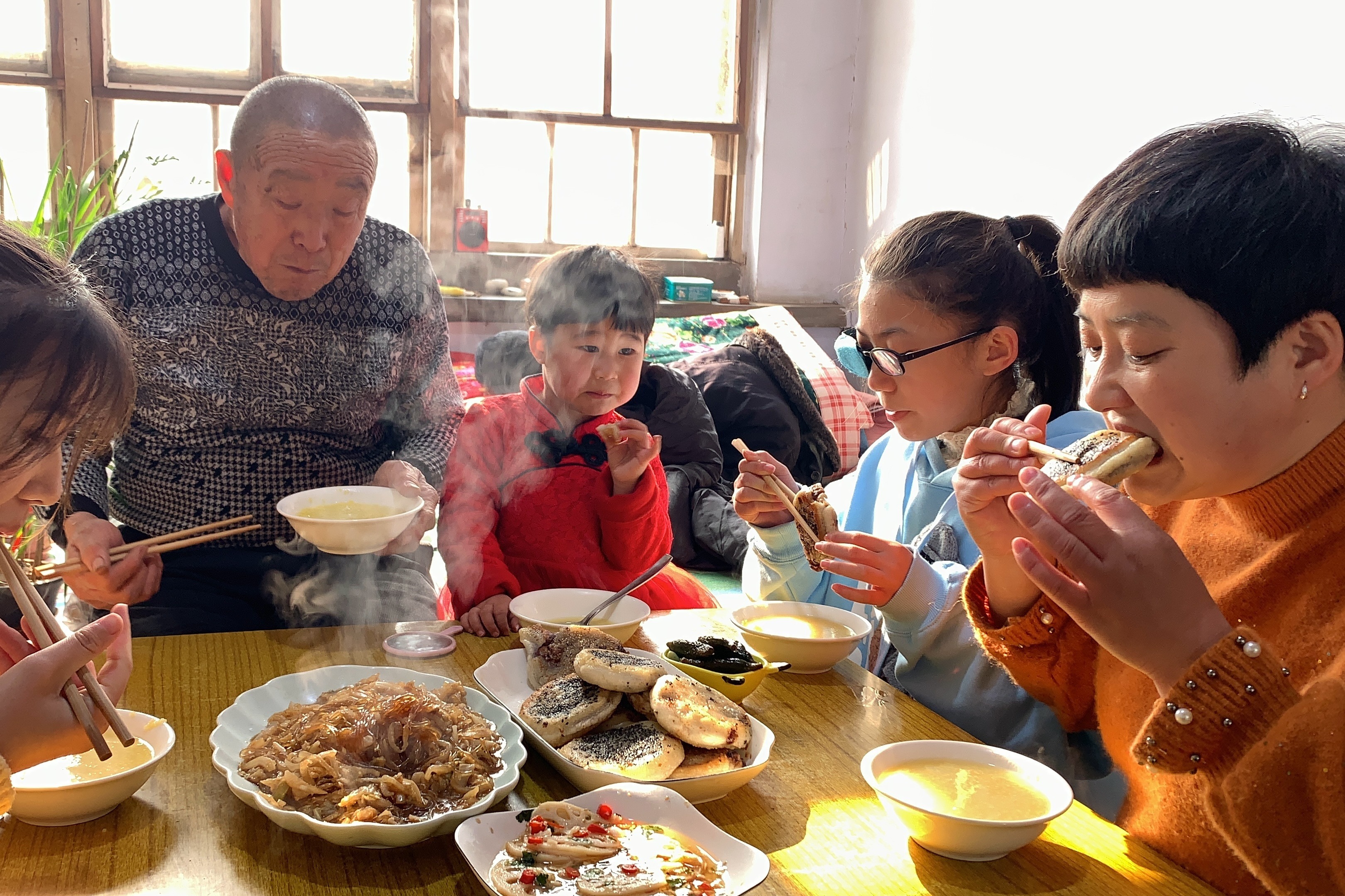 午饭做个简单的，小米粥，豆沙馅饼，酸菜炒粉儿，清淡爽口，好吃