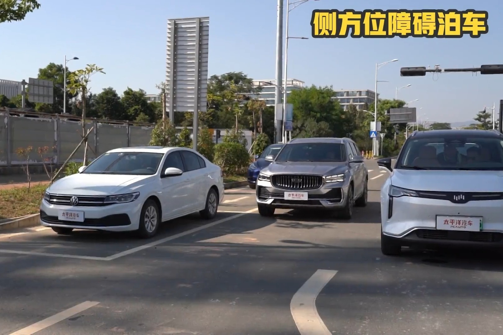 极窄的空间竟也能识别车位！但没想到星越L居然会这样操作