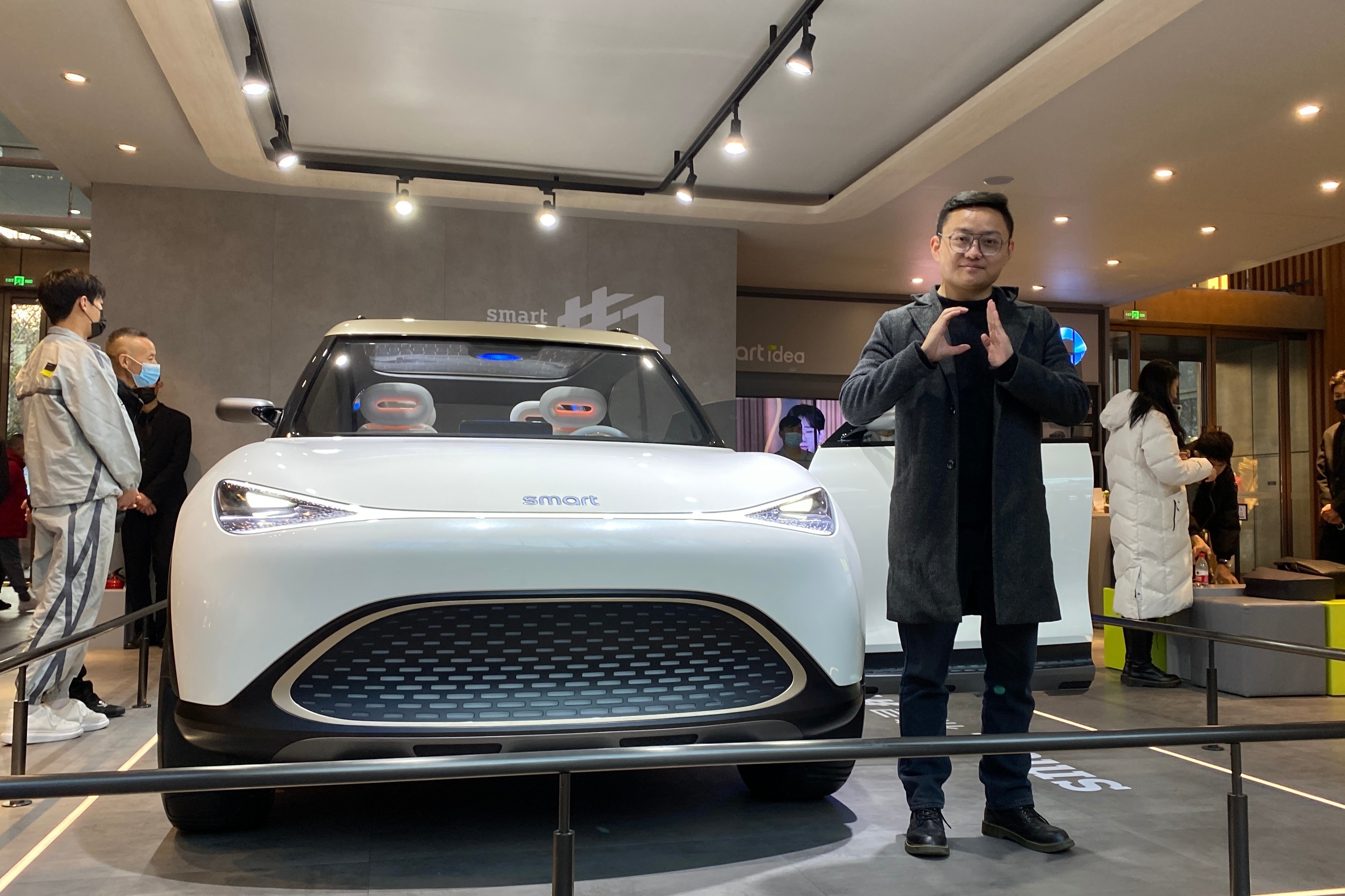 更新奢、潮趣的纯电出行新伙伴！SMART精灵#1亮相上海_凤凰网视频_凤凰网