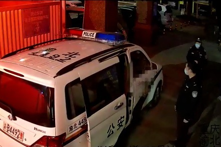 重庆渝北：民警街头救助醉汉 一查竟是盗窃嫌疑人