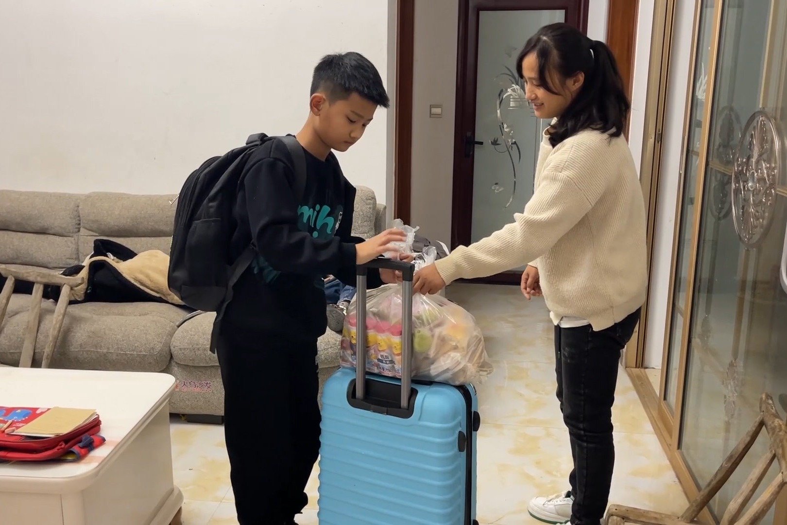 明天儿子要上学了,这次把厚衣服也带上,当妈的总有操不完的心_凤凰网视频_凤凰网