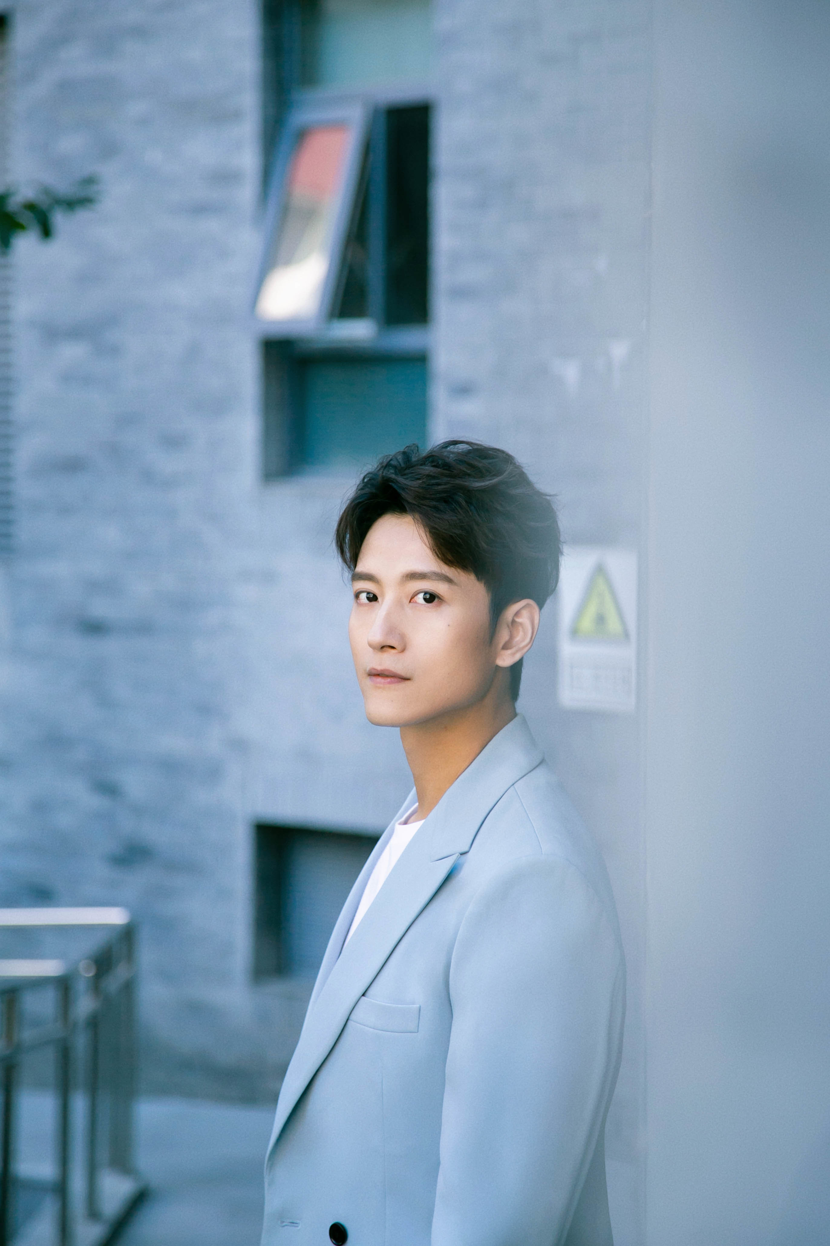 录制当天,张峻宁身穿浅蓝色西装现身,清爽随性的造型气质出众.