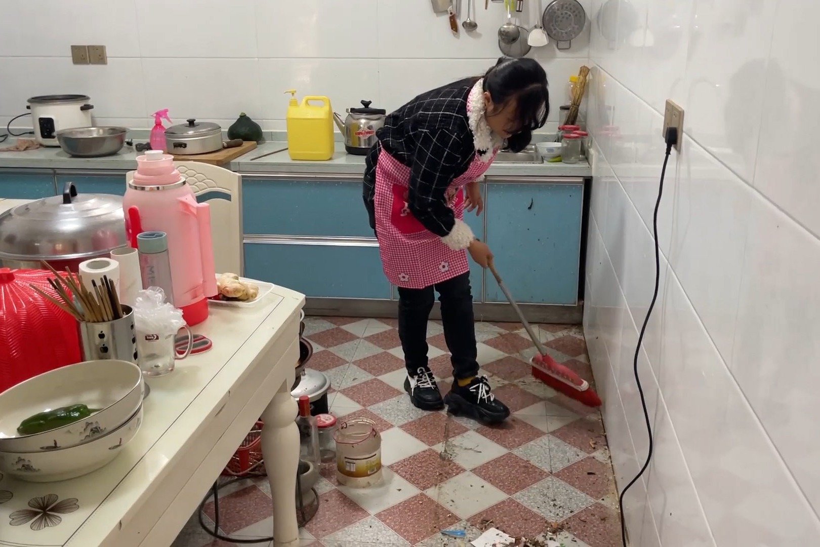 农村婆婆不在家，媳妇打扫卫生把橱柜砸烂了，这下闯祸了