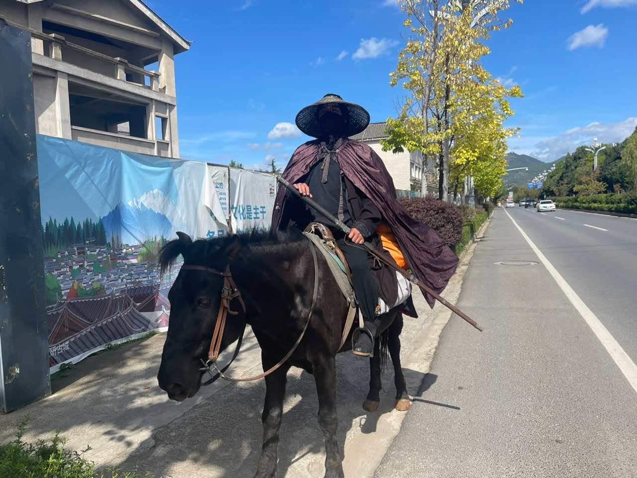 同城专访 "甘肃骑马侠客"来到丽江__凤凰网