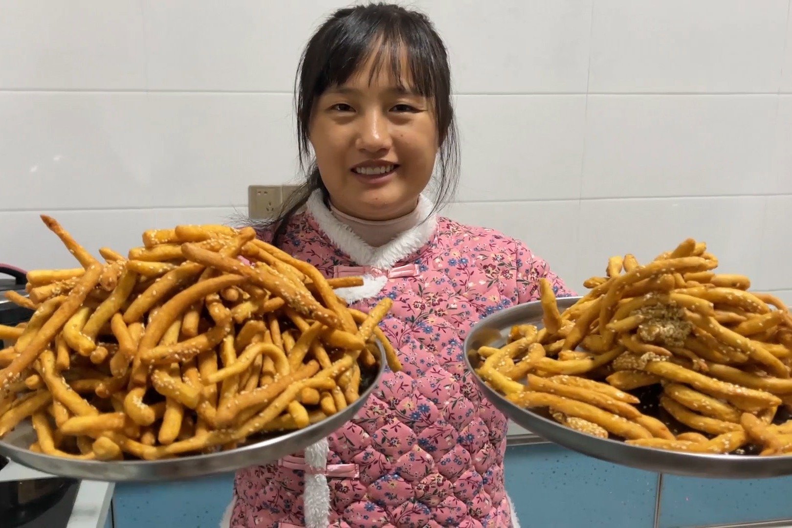 红彤彤的柿子真喜人，媳妇摘点回家做成小零食，香甜美味都爱吃