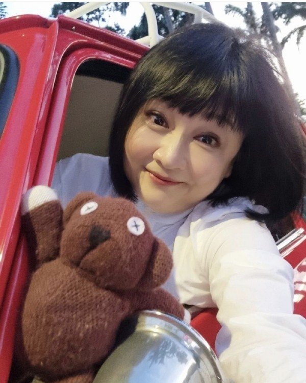 前新加坡一姐近照曝光,因出演《人在旅途》走红,57岁变这样了
