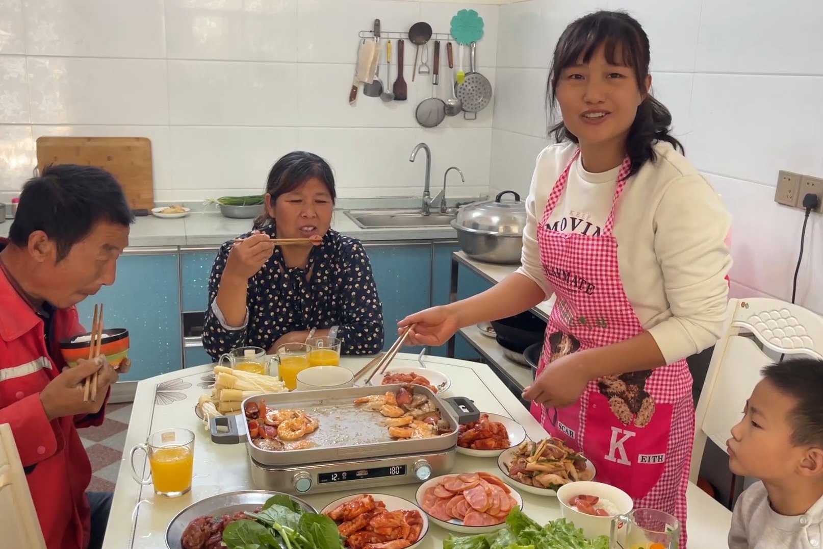 农村老公过生日，媳妇准备一桌食材吃大餐，滋滋冒油的烤肉太香了