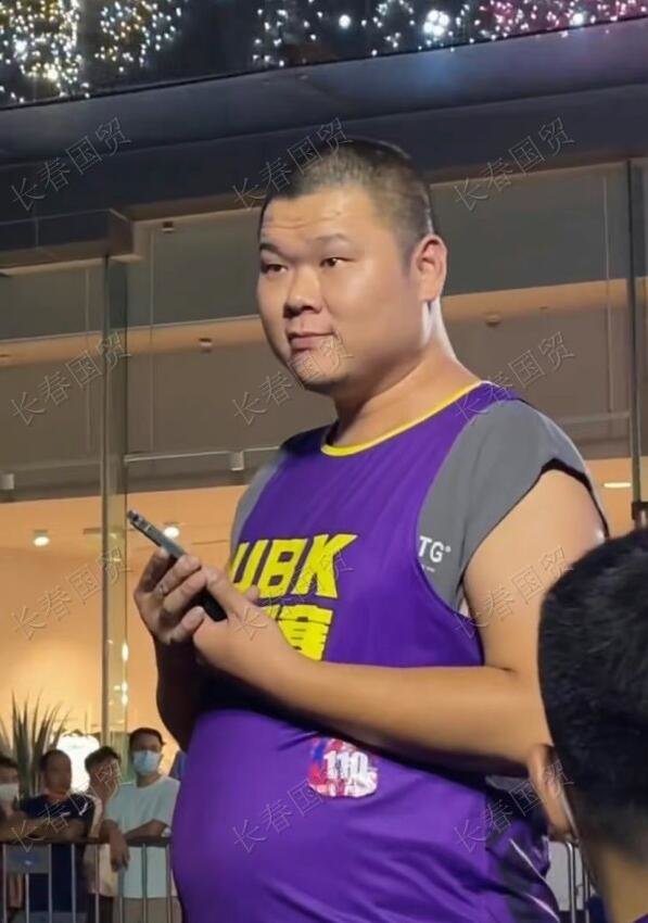 篮球小哥撞脸岳云鹏,外貌神态高度相似,网友:如同复制粘贴_凤凰网
