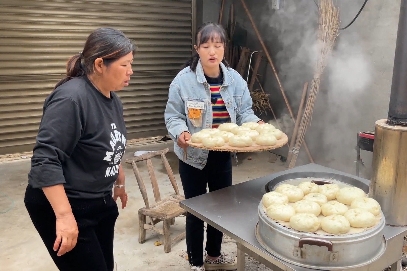 早上发了一盆面，婆媳俩用地锅蒸包子和馒头，出锅热乎乎的真好吃