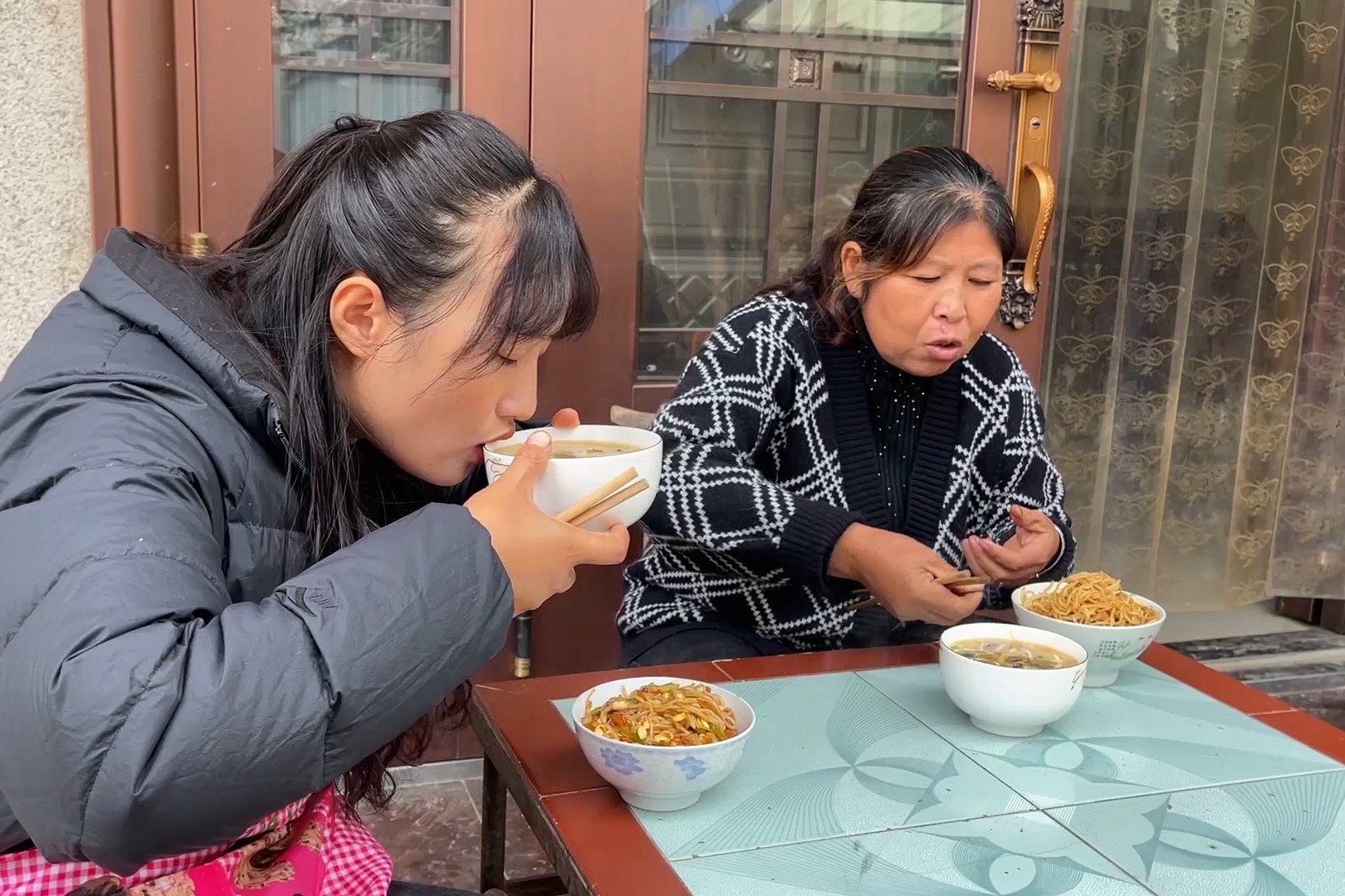 农村媳妇做午饭，一锅乱炖做菜汤，就着火烧馍吃着真得劲_凤凰网视频_凤凰网