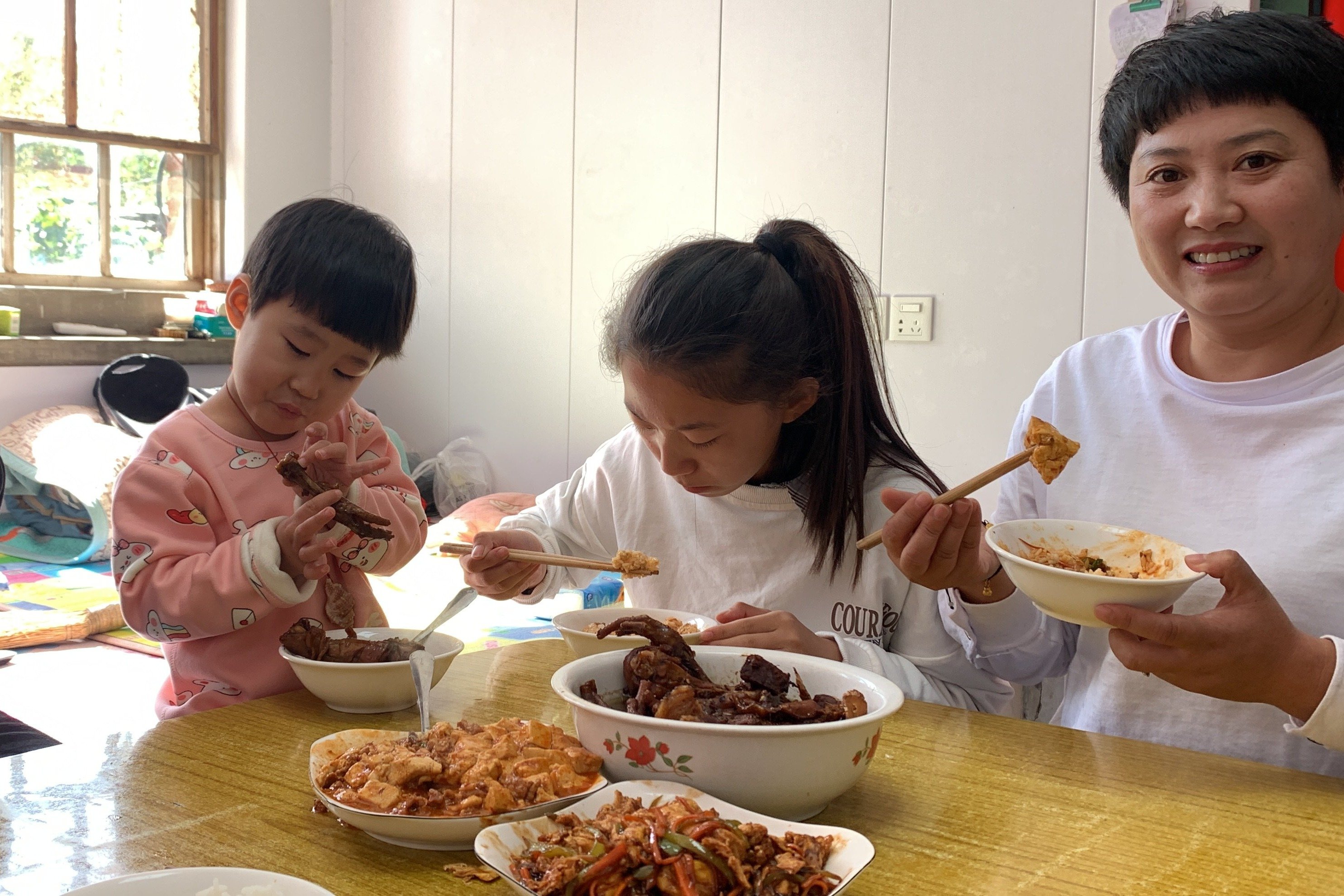今天午饭简单，捞米饭，两个家常小炒，一家人吃得开开心心