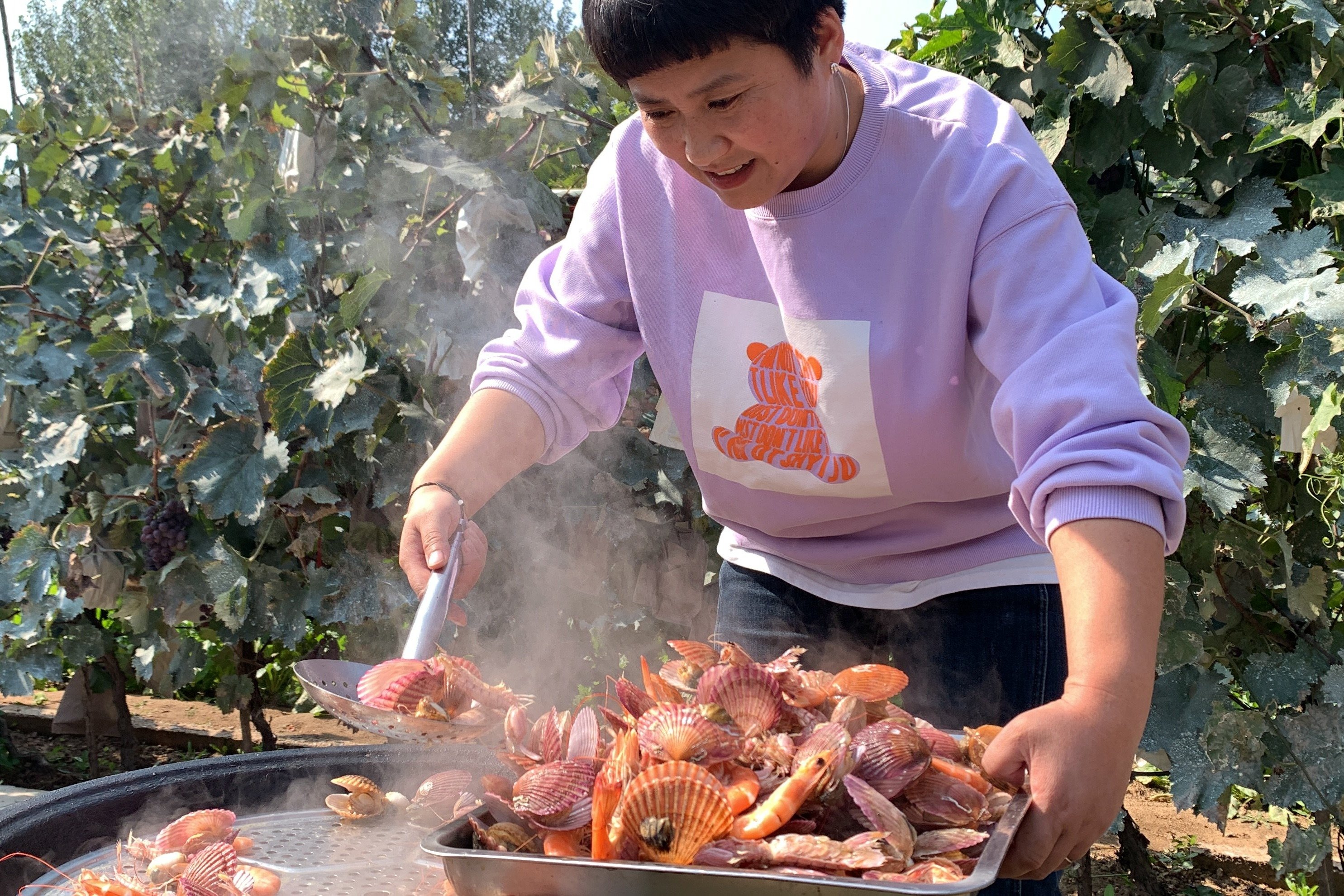 秋天这些小海鲜最肥美，90元蒸一大锅，味道鲜美，一口一个吃过瘾