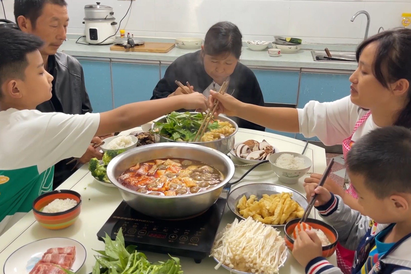 外面寒风呼呼太冷了，一家人在屋里涮火锅，越吃越香真暖和