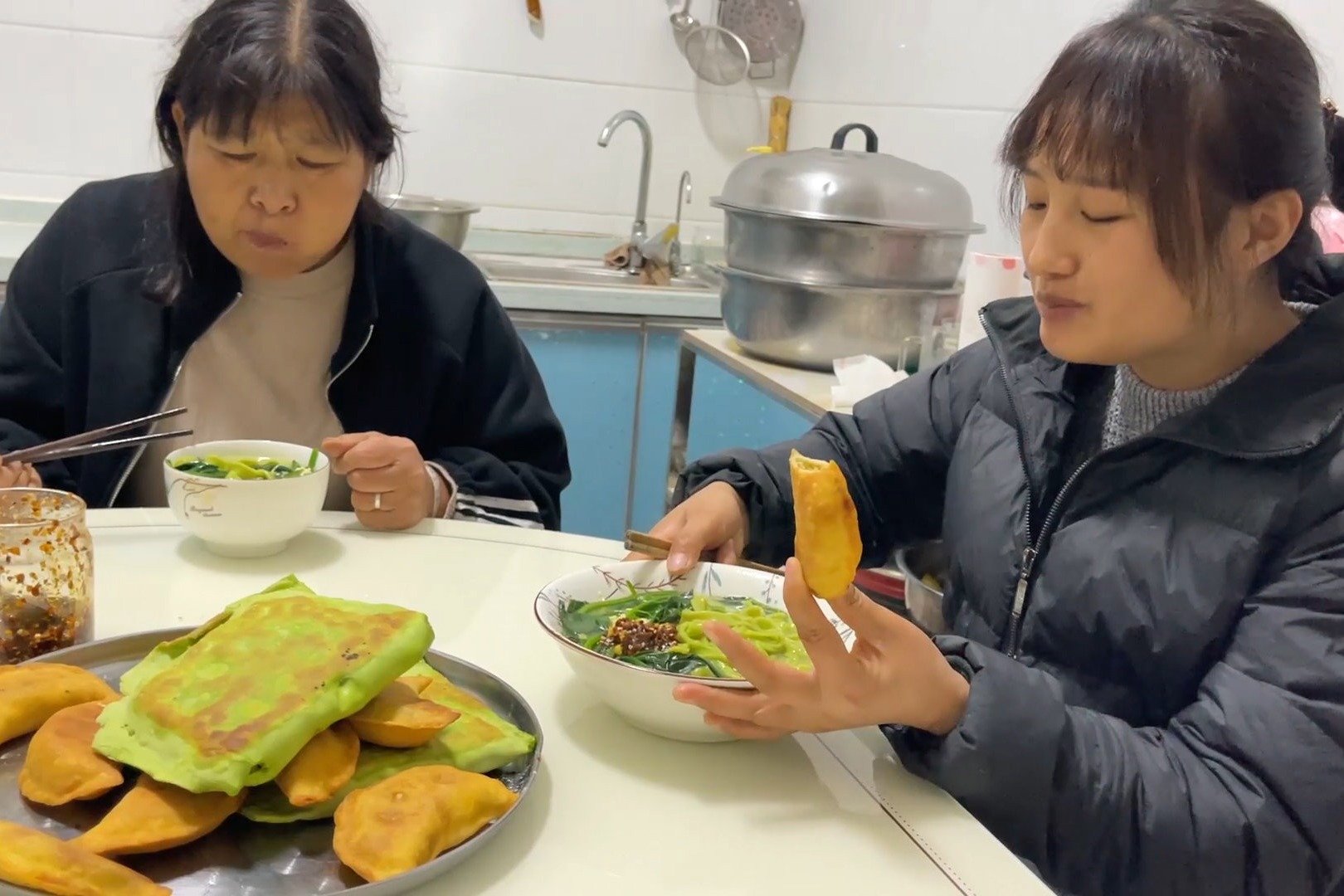 地里薅一把菠菜，媳妇回家煮一锅蔬菜面条，配上菜角子吃美了