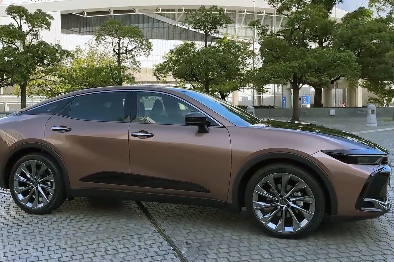 日系豪华代表竟变身成一辆三厢跨界车，第16代丰田皇冠静态体验