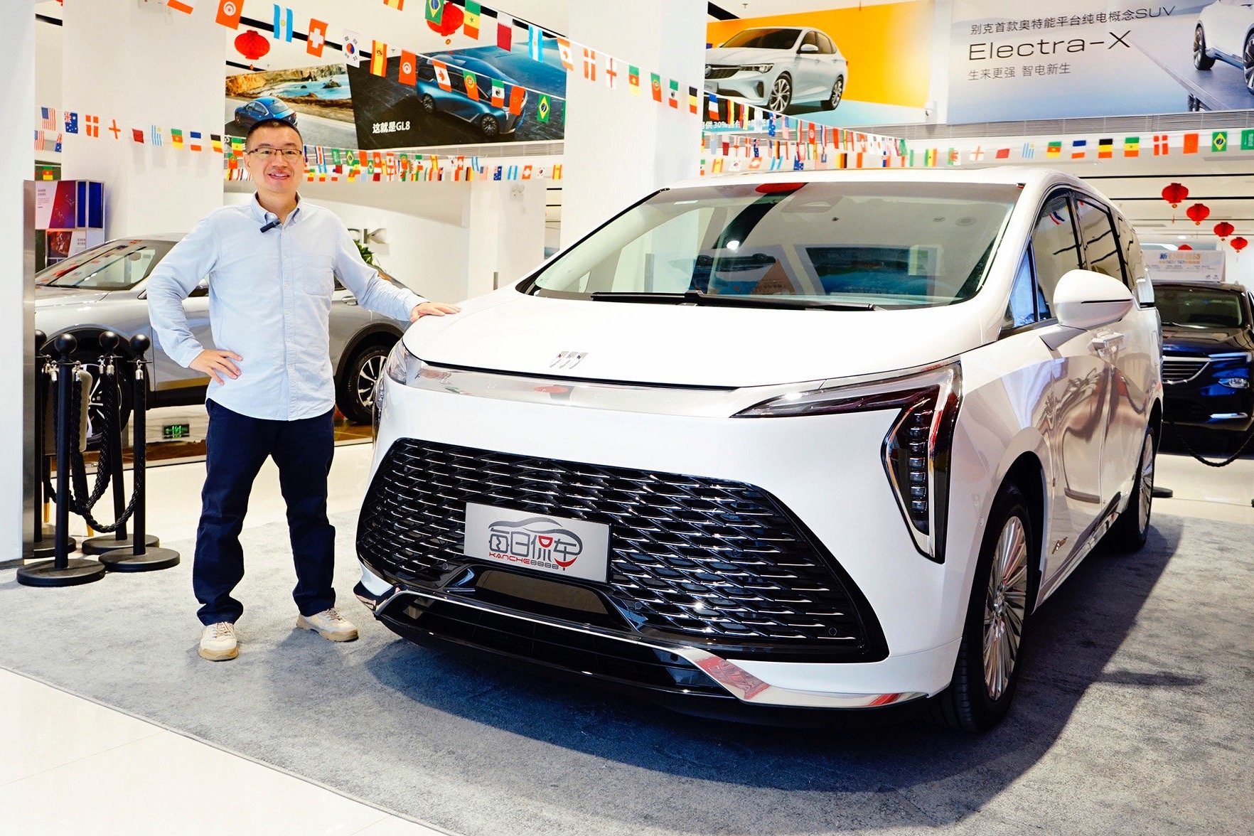 移动豪宅 可躺平后排加32英寸升降屏与星空顶 别克世纪四座版体验