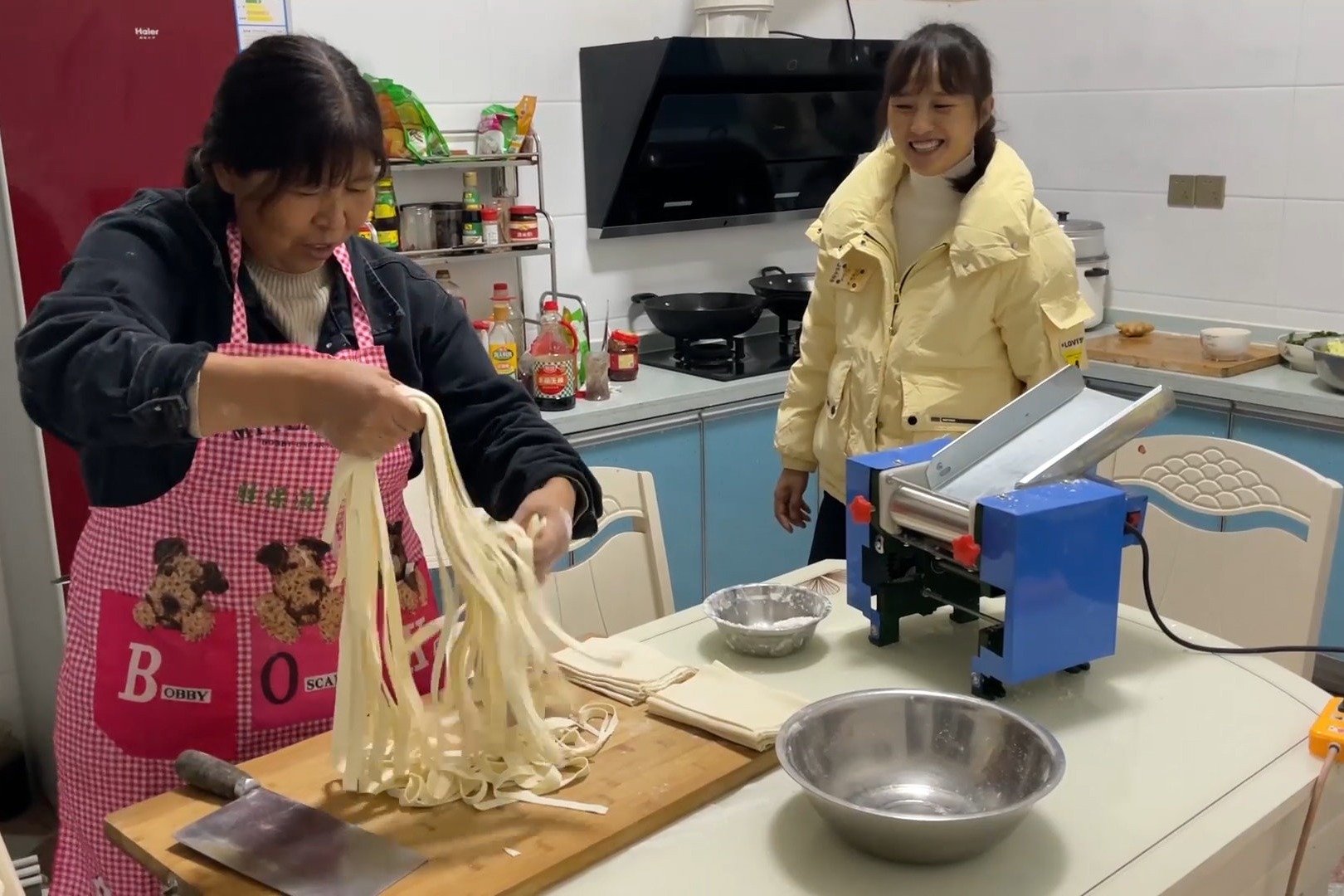 农村老妈下厨做晚饭，荠荠菜鸡蛋面味道真不错，媳妇直接吃一大碗