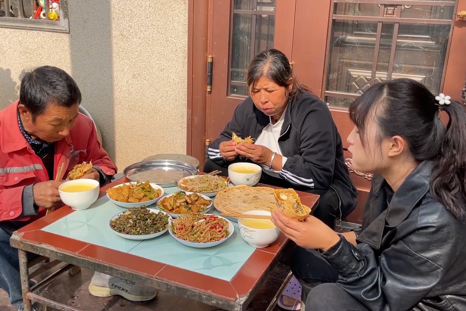 山东临沂普通农村人家的午饭，父亲炒了4个菜，粗茶淡饭吃的真香_孩子_腰子_棒子