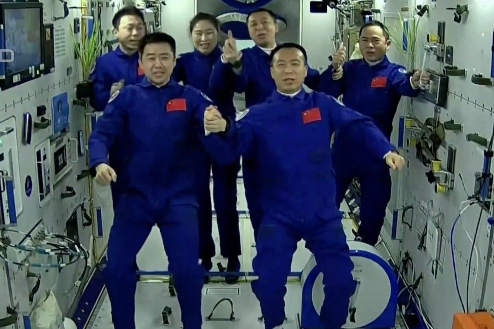 现场画面｜神十五乘组进驻空间站，中国人首次太空会师