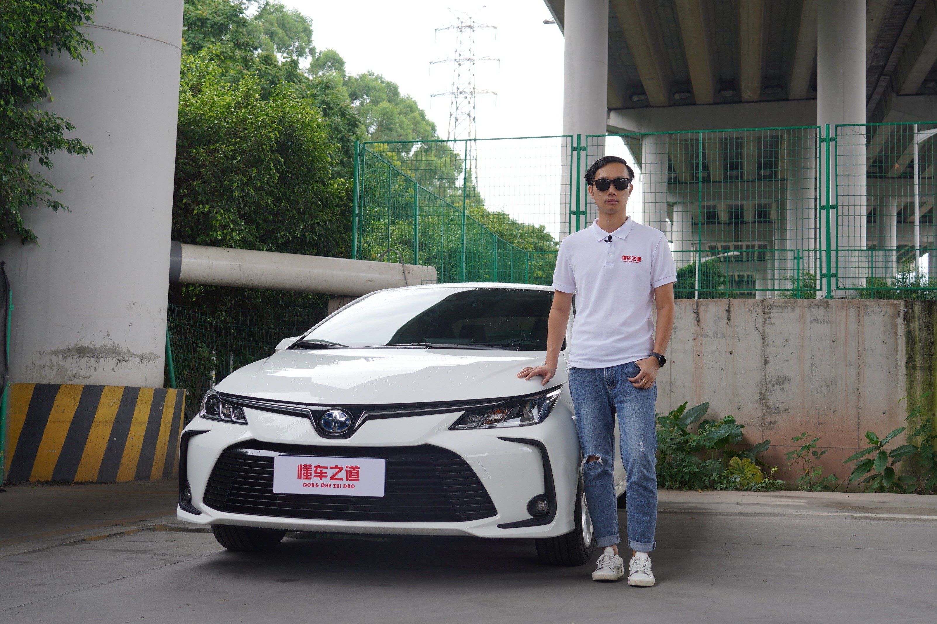 莫帅试驾丰田卡罗拉双擎1.8L，真不如国产混动？ 