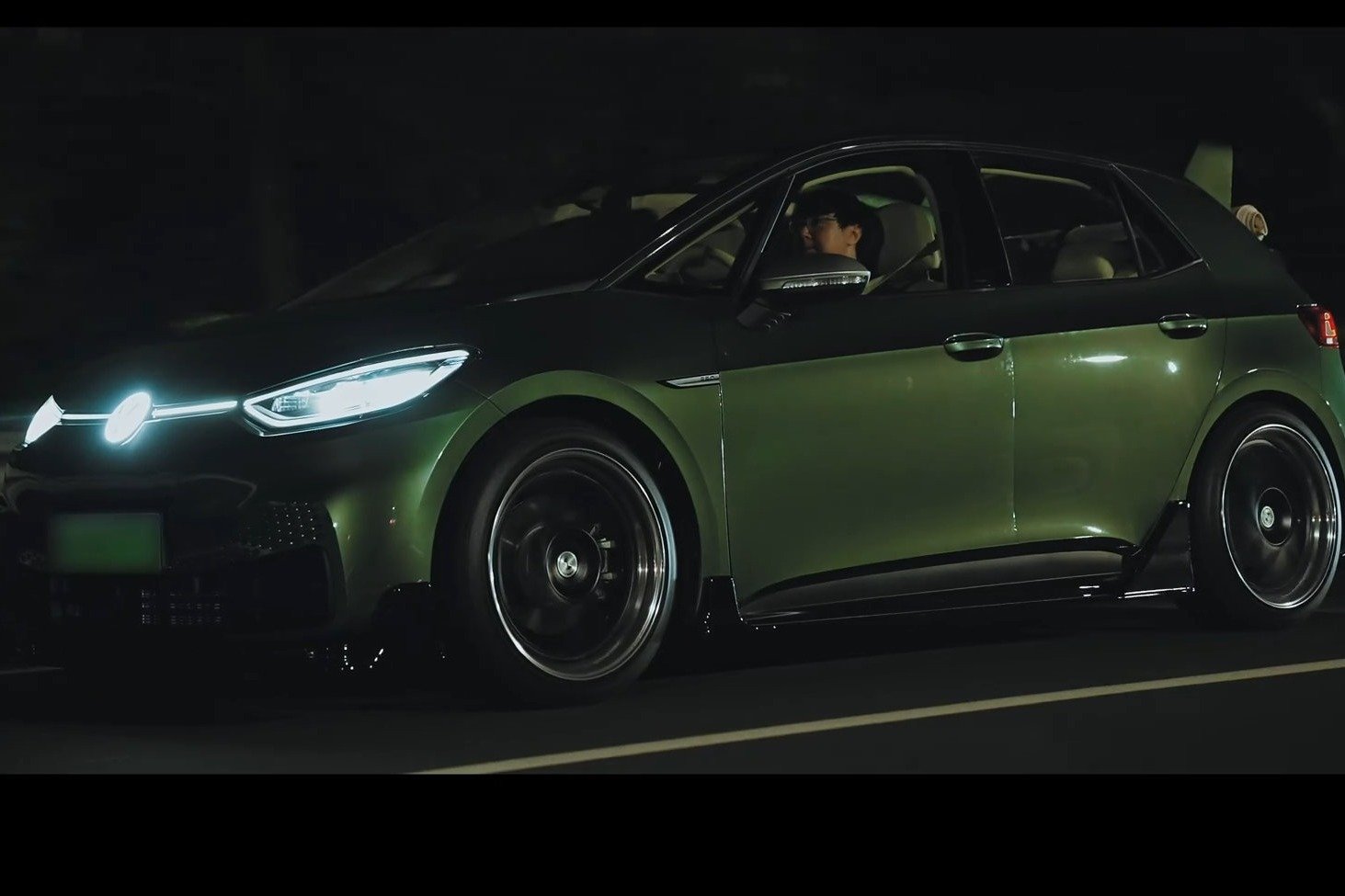 敞篷版的大众ID.3终于被我们改造出来了！酷女孩坐上惊艳极了