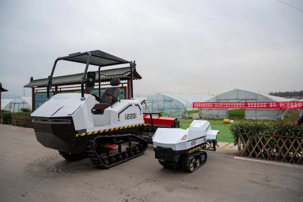 宁波新款纯电动履带式旋耕机正式亮相田间地头