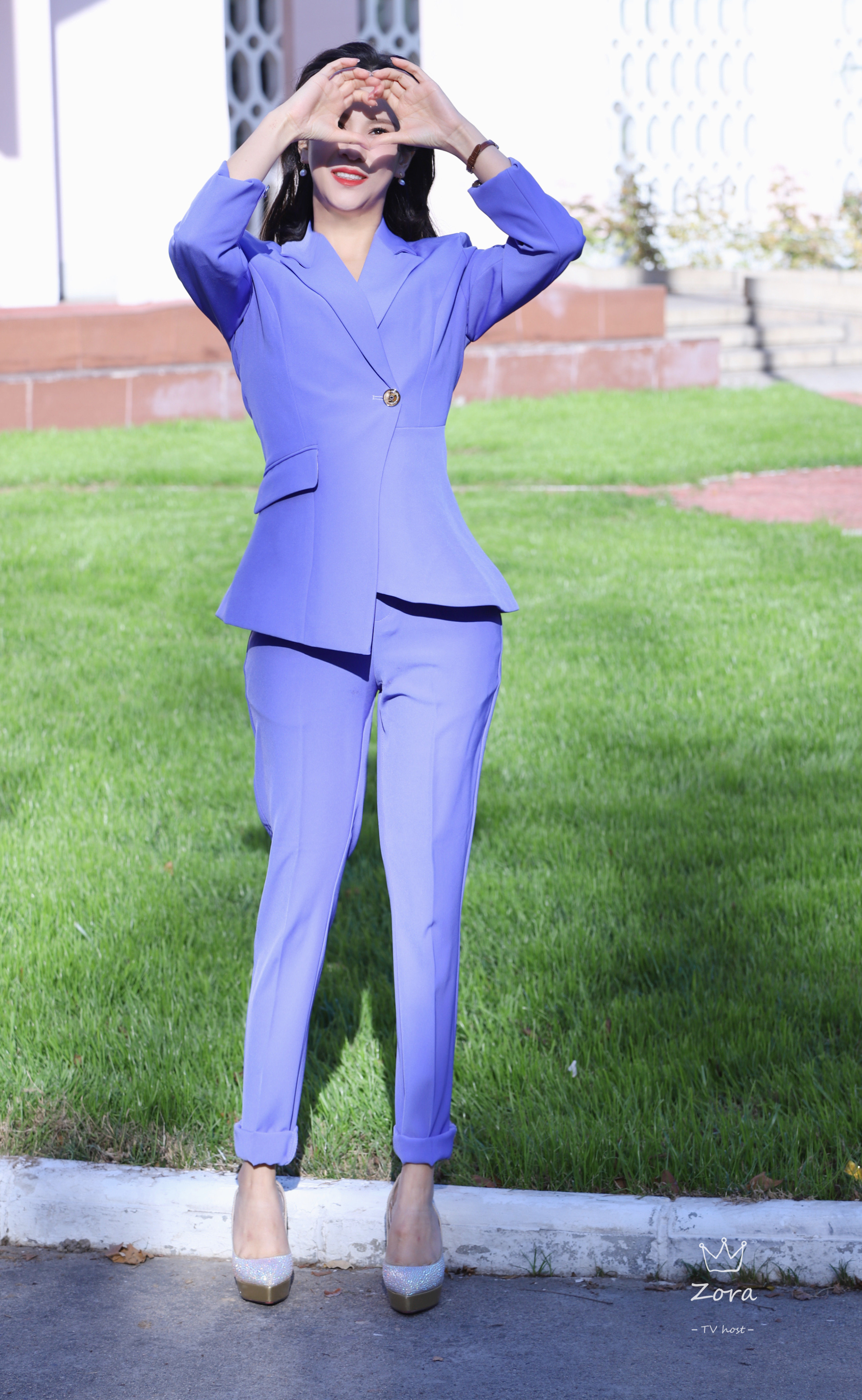 国际主持人刘美希最新写真曝光 一袭紫色西装尽显端庄大气__凤凰网