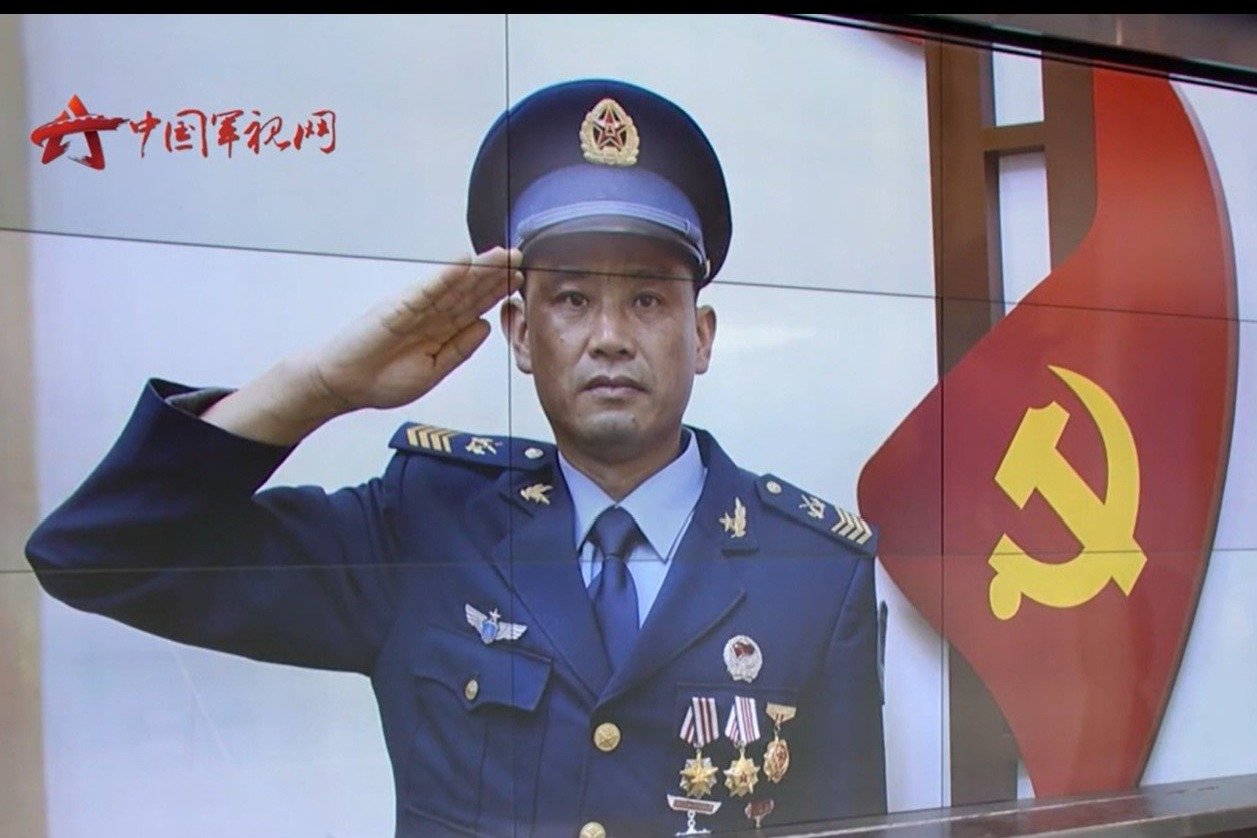 【奋斗者·正青春】30年匠心坚守 “兵王”曾华荣光荣退休