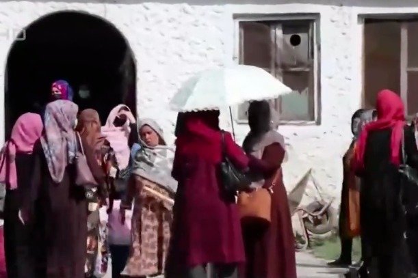 塔利班宣布禁止女性上大学，此前已禁止女性前往公园等公共场所