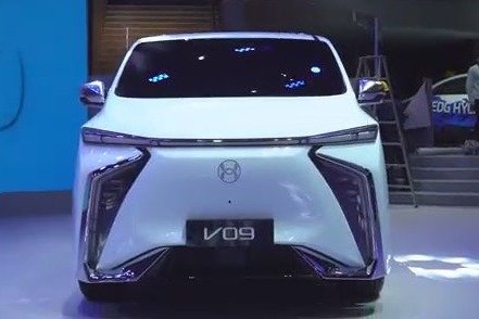 剪刀门、大溜背，颜值媲美百万超跑！埃安Hyper GT能吓到鹏P7吗？