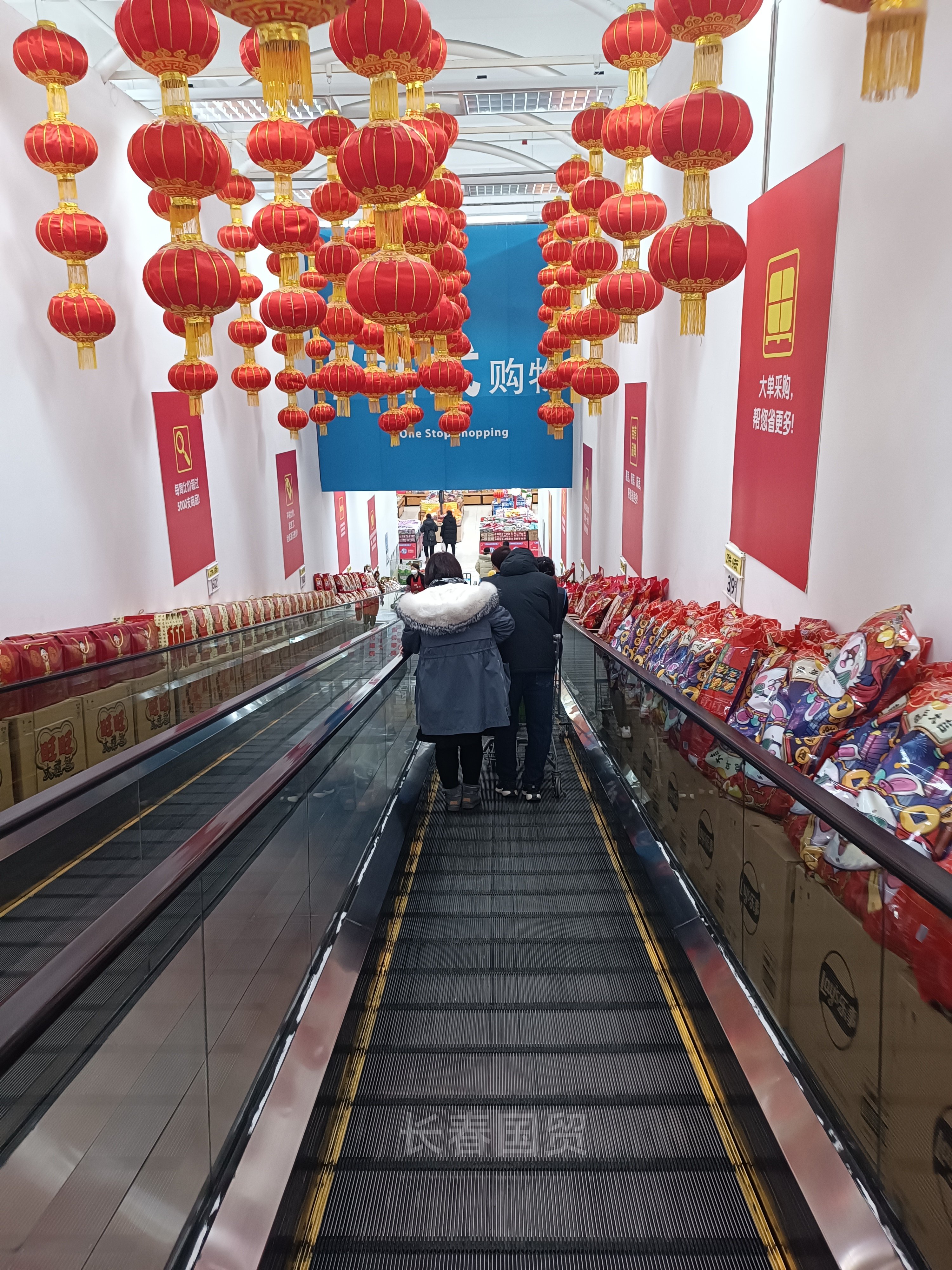 网友实拍:长春一超市内大红灯笼高高挂喜庆祥和_凤凰网娱乐_凤凰网