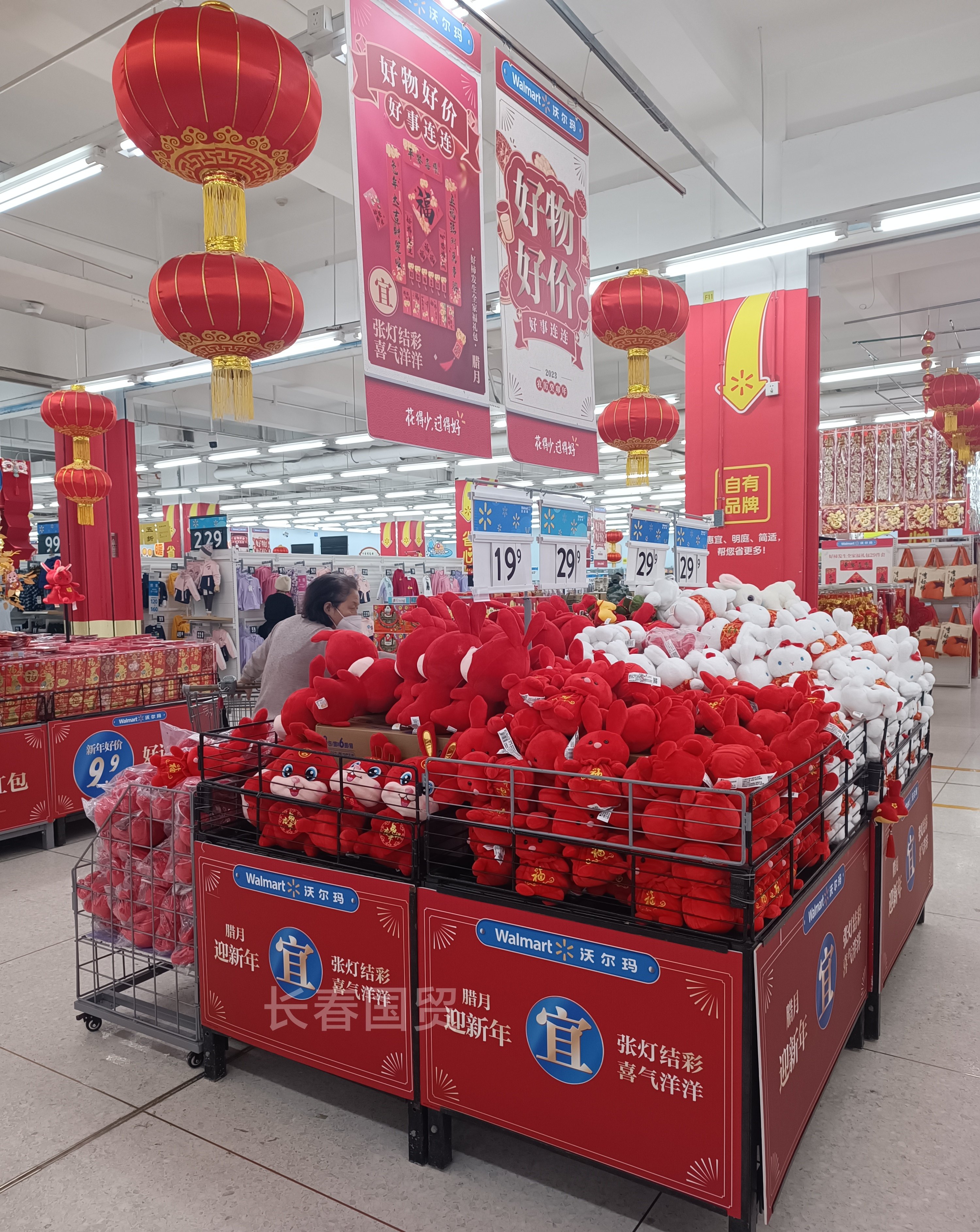网友实拍:长春一超市内大红灯笼高高挂喜庆祥和_凤凰网娱乐_凤凰网
