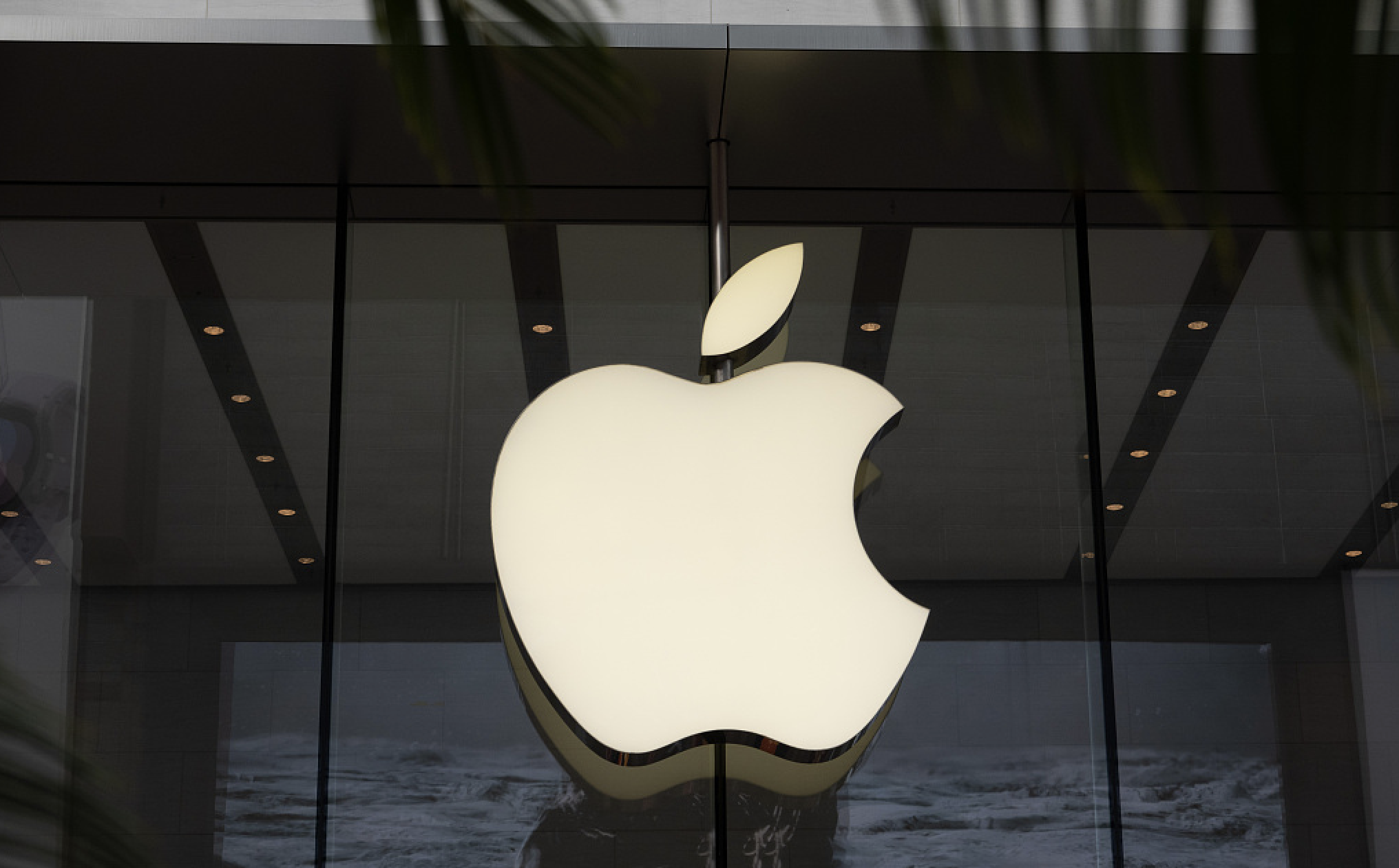 苹果官网下单排队到明年？这些年轻人选择“魔改版”iPhone 14 Pro_凤凰网