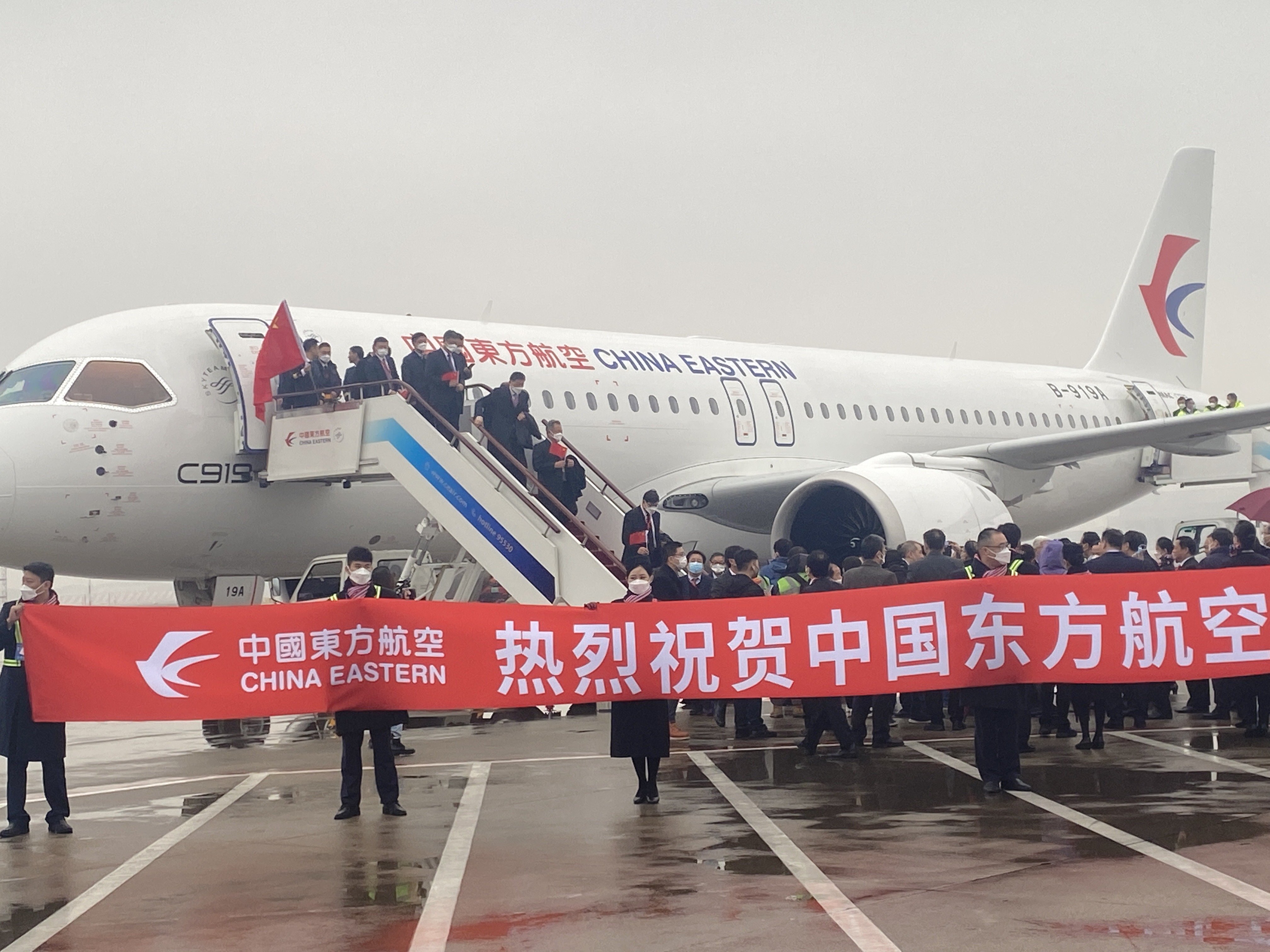 ▲12月9日上午，中国东方航空正式接收全球首架国产大飞机C919（摄影：王静仪）