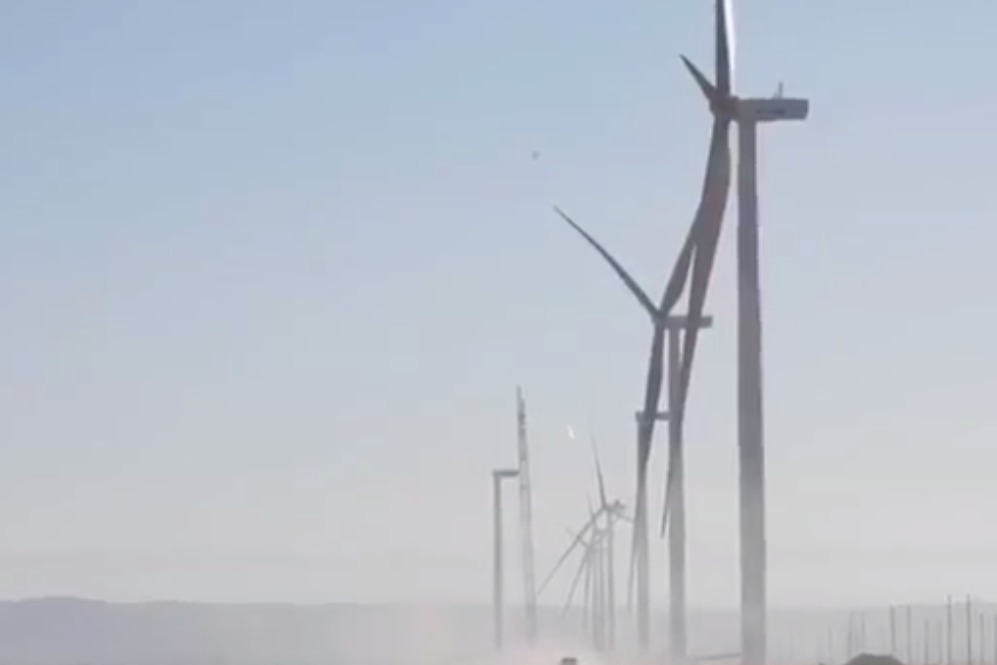 【短视频】6.25兆瓦在建最大陆上风机在瓜州成功吊装