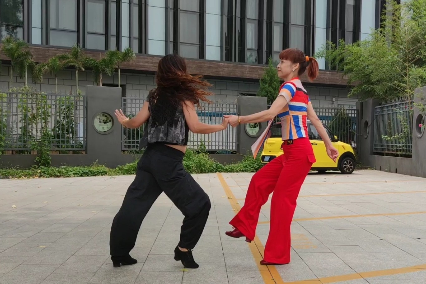 吉特巴红尘情歌旋律好听舞姿靓丽动人