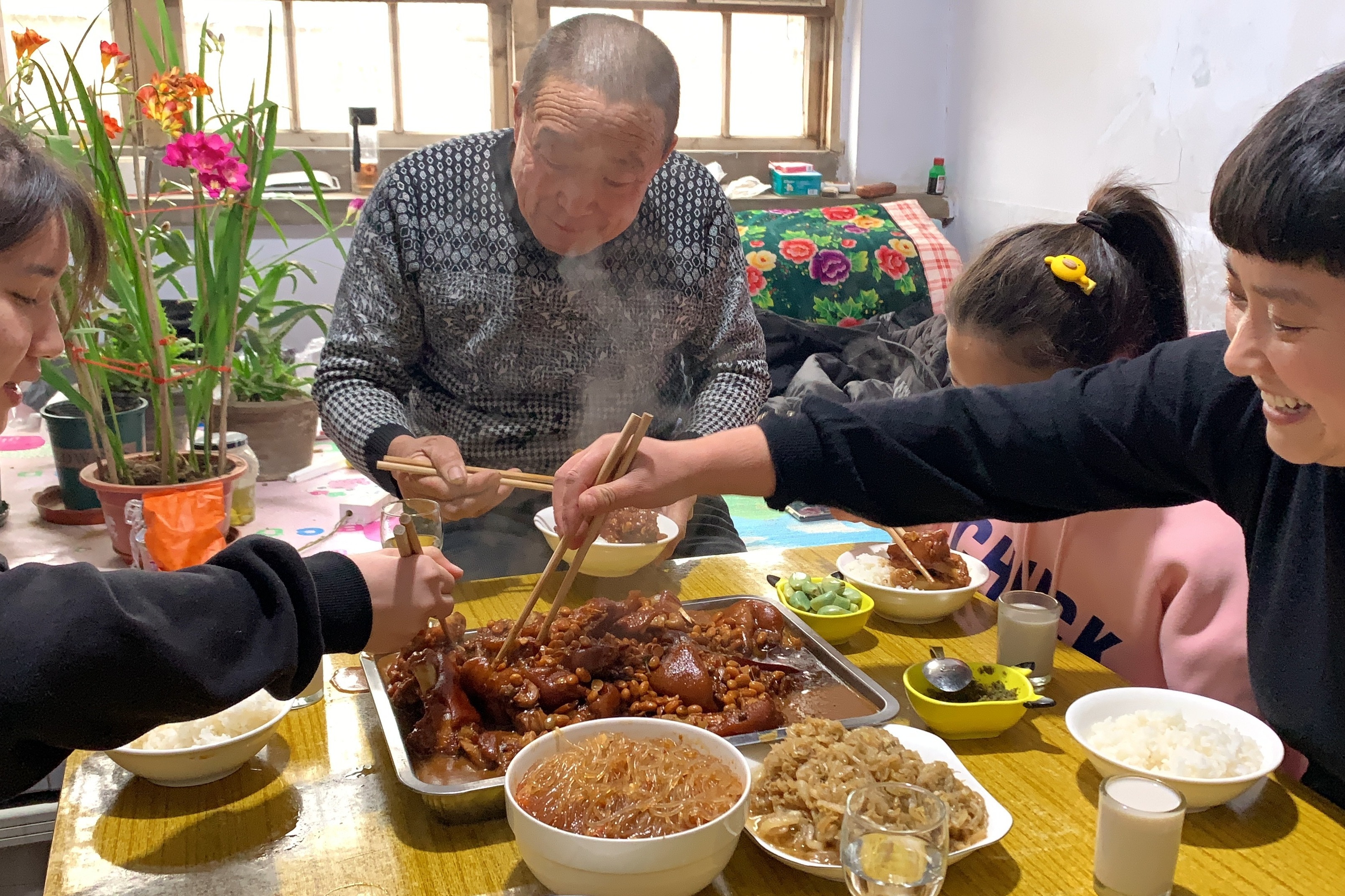 做道红烧猪蹄，营养美味满满的胶原蛋白，猪蹄寓意搂钱多，发大财