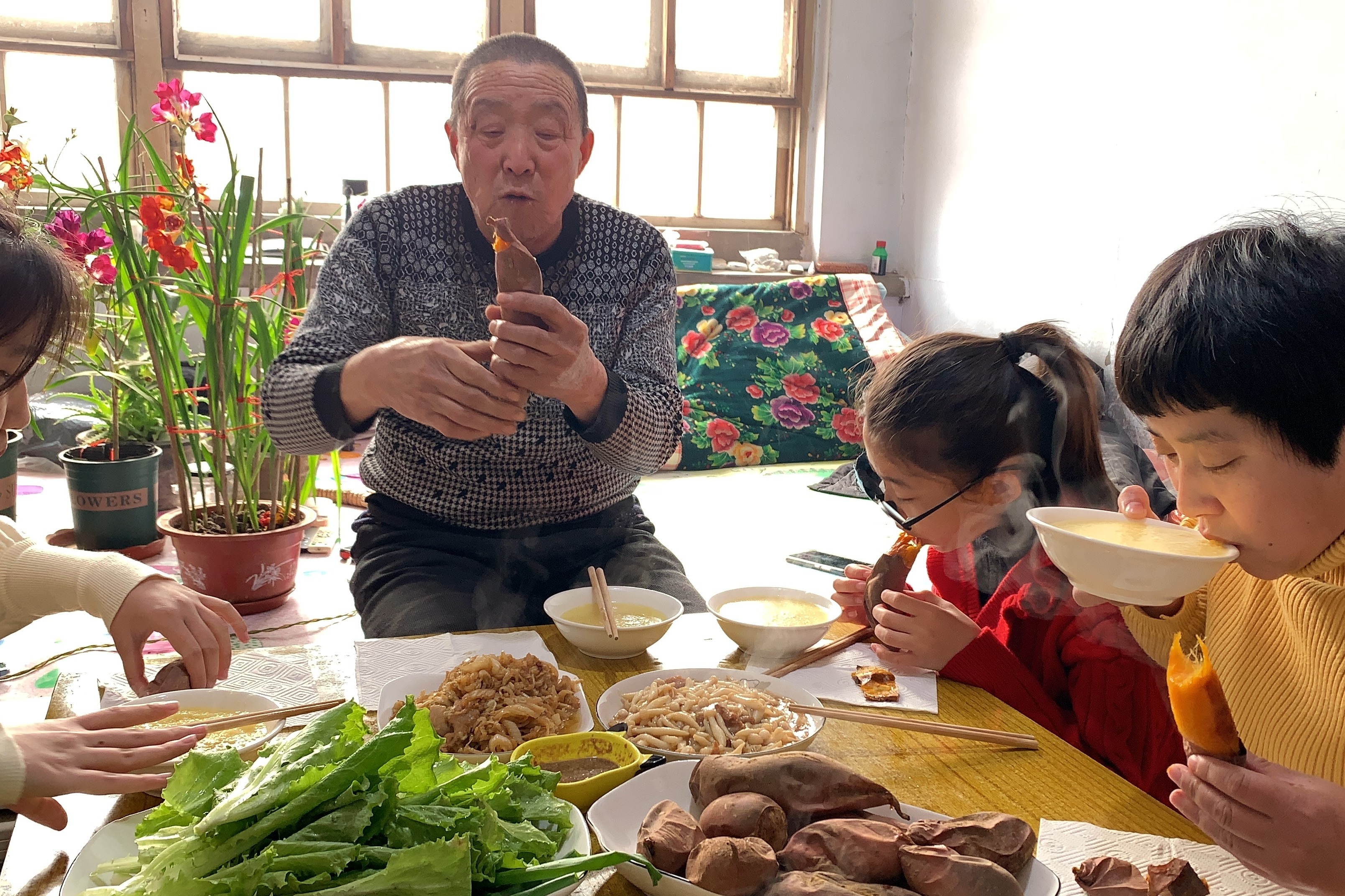 简单农家饭，烤白薯，小米粥，炒2个小菜，1盘蘸酱菜，清淡解腻