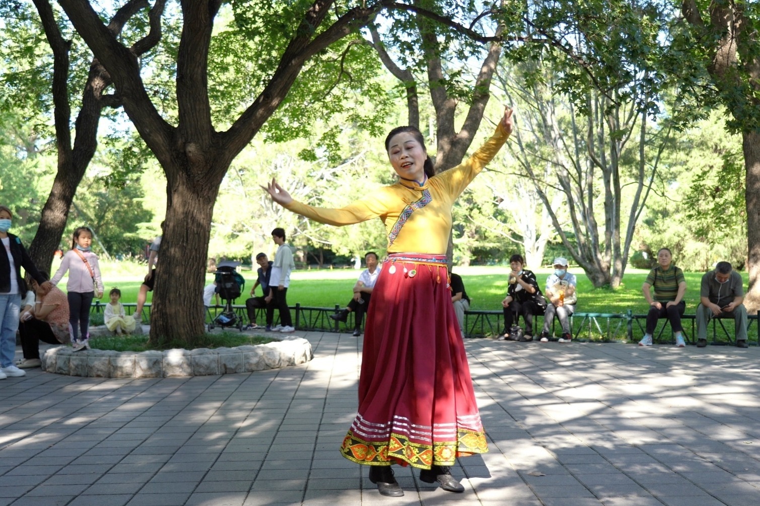 杨老师独自表演广场舞《洗衣歌》歌好听，舞步新颖时尚