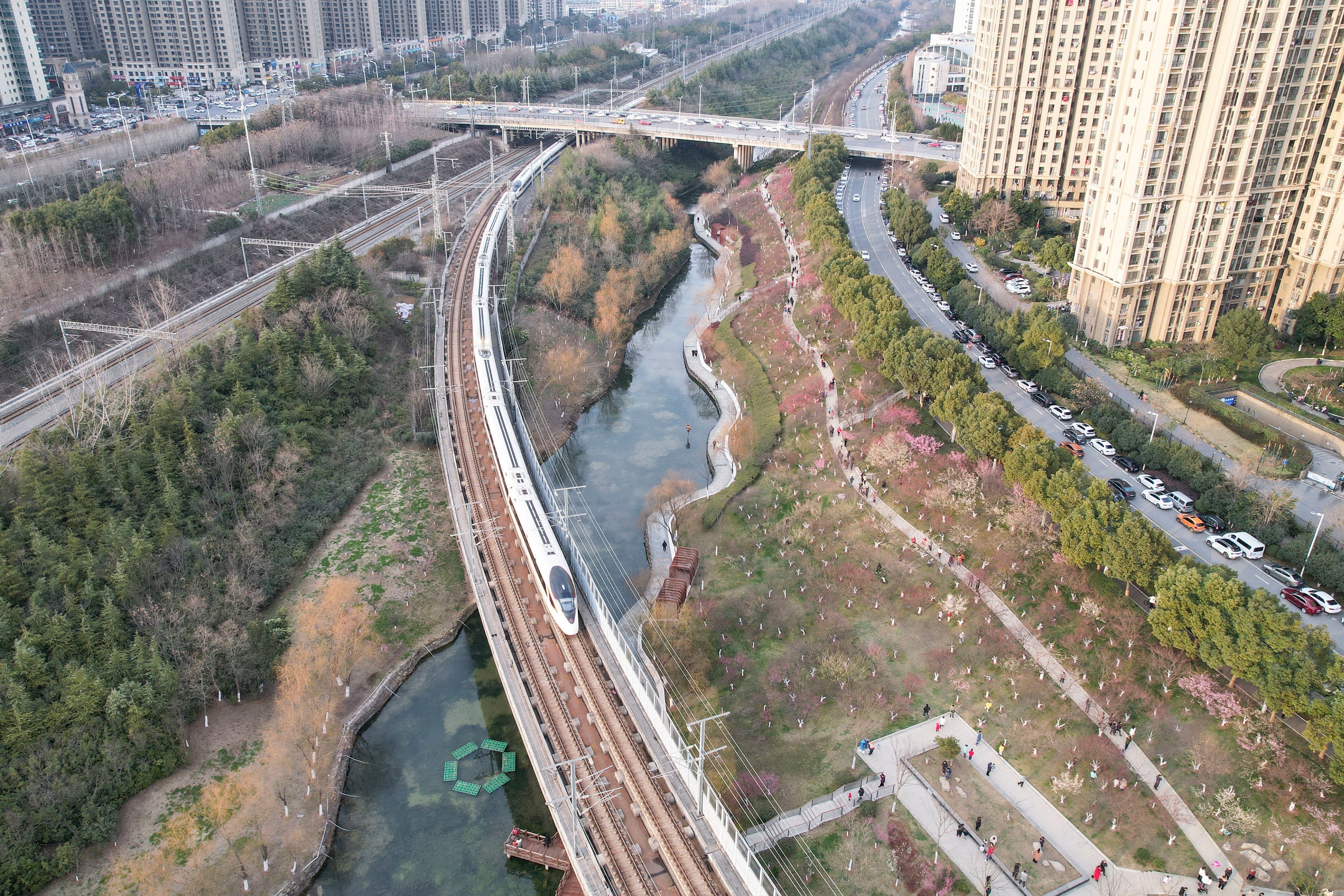 合肥网红打卡地匡河上的开往春天的火车