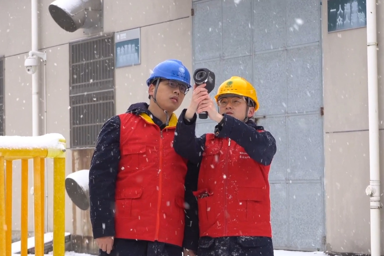 “红马甲”迎雪保山区万家灯火