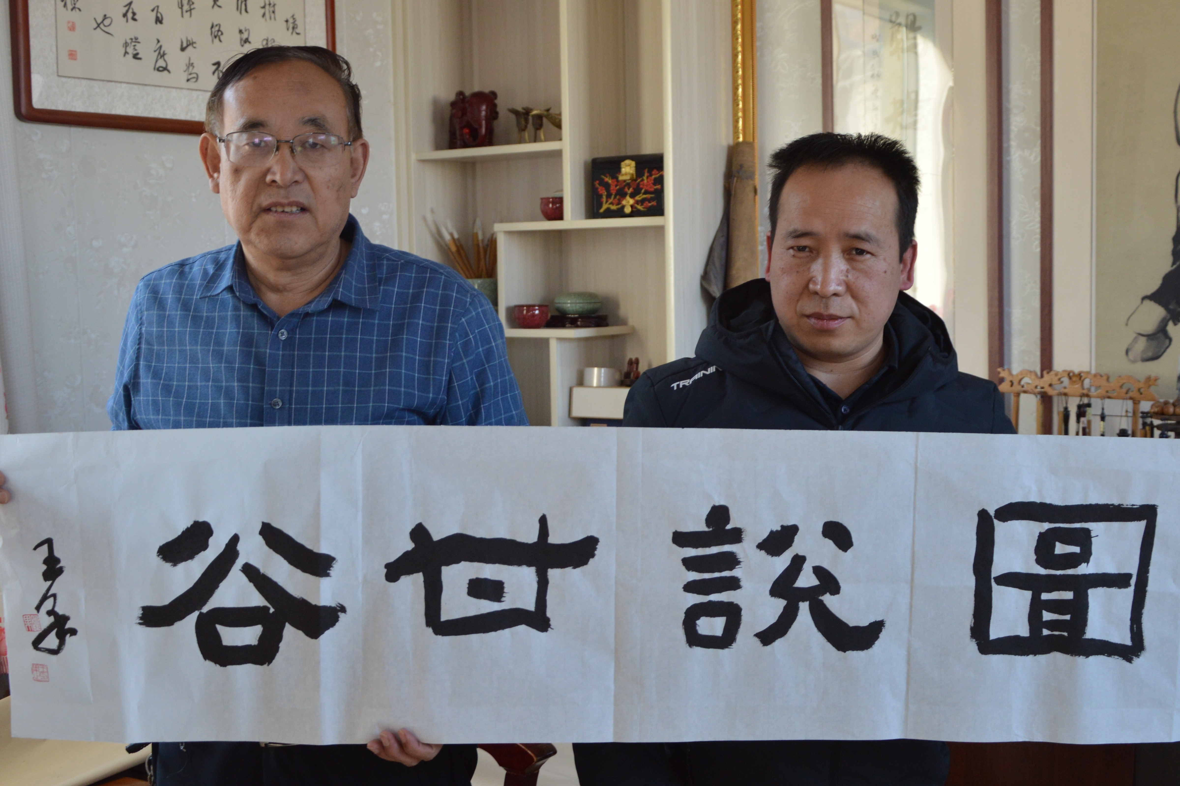 【图说甘谷】王果先生正在创作